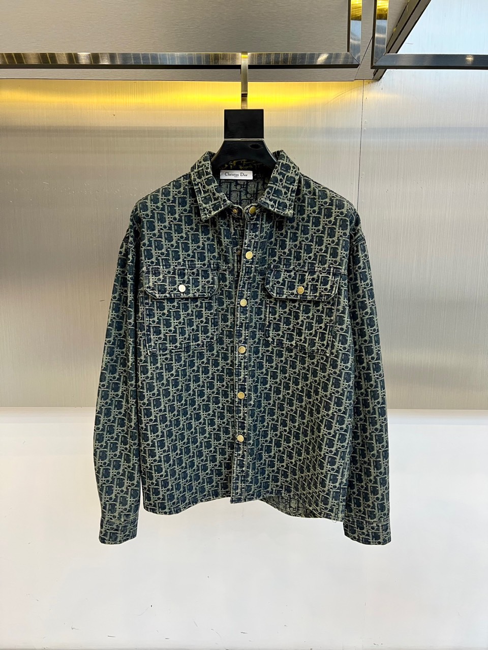 NO:499158,Dior, 2025 early autumn new men's denim jacket, imported yb fabric, with wide texture and smooth feel, using smooth texture to build elegant and sporty silhouette, textured pixel effect printing reshapes classic patterns, signs, dark and light contrasting color mosaic jacquard texture, high-end and fashionable, double pockets on the chest embellish the overall shape jacquard letters highlight the brand tone, and cannot be copied artwork. 48-56 (model 173, 143 catties upper body 50 yards), dior, jackets & coats, alexander wang19860909Dior、2025早秋新品男装牛仔外套,进口yb面料,质感挺阔,手感顺滑,采用顺滑质感构筑雅致运动廓形,纹理的像素效果印花重塑经典图案,标牌标识,深浅撞色马赛克提花肌理质感高级时髦,胸前双口袋点缀整体造型提花字母凸显品牌调性,不可复制的艺术品.48-56（模特173,143斤上身50码）,,dior,jackets & coats,alexander wang,Men's clothing