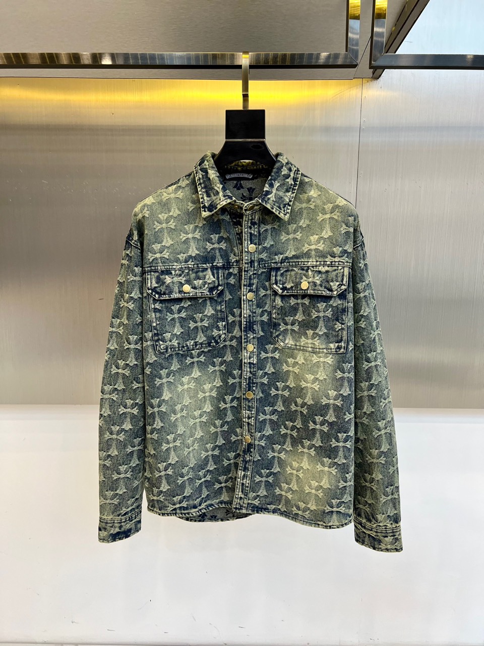 NO:499161,Croxin, 2025 early autumn new men's denim jacket, imported yb fabric, with wide texture and smooth feel, using smooth texture to build elegant and sporty silhouette, textured pixel effect printing reshapes classic patterns, signs, dark and light contrasting mosaic jacquard texture, high-end and fashionable, double pockets on the chest embellish the overall shape jacquard letters highlight the brand tone, and cannot be copied artwork. 48-56 (model 173, 143 catties upper body 50 yards), ,chrome hearts, jackets & coats, alexander wang19860909克罗心、2025早秋新品男装牛仔外套,进口yb面料,质感挺阔,手感顺滑,采用顺滑质感构筑雅致运动廓形,纹理的像素效果印花重塑经典图案,标牌标识,深浅撞色马赛克提花肌理质感高级时髦,胸前双口袋点缀整体造型提花字母凸显品牌调性,不可复制的艺术品.48-56（模特173,143斤上身50码）,,chrome hearts,jackets & coats,alexander wang,Men's clothing