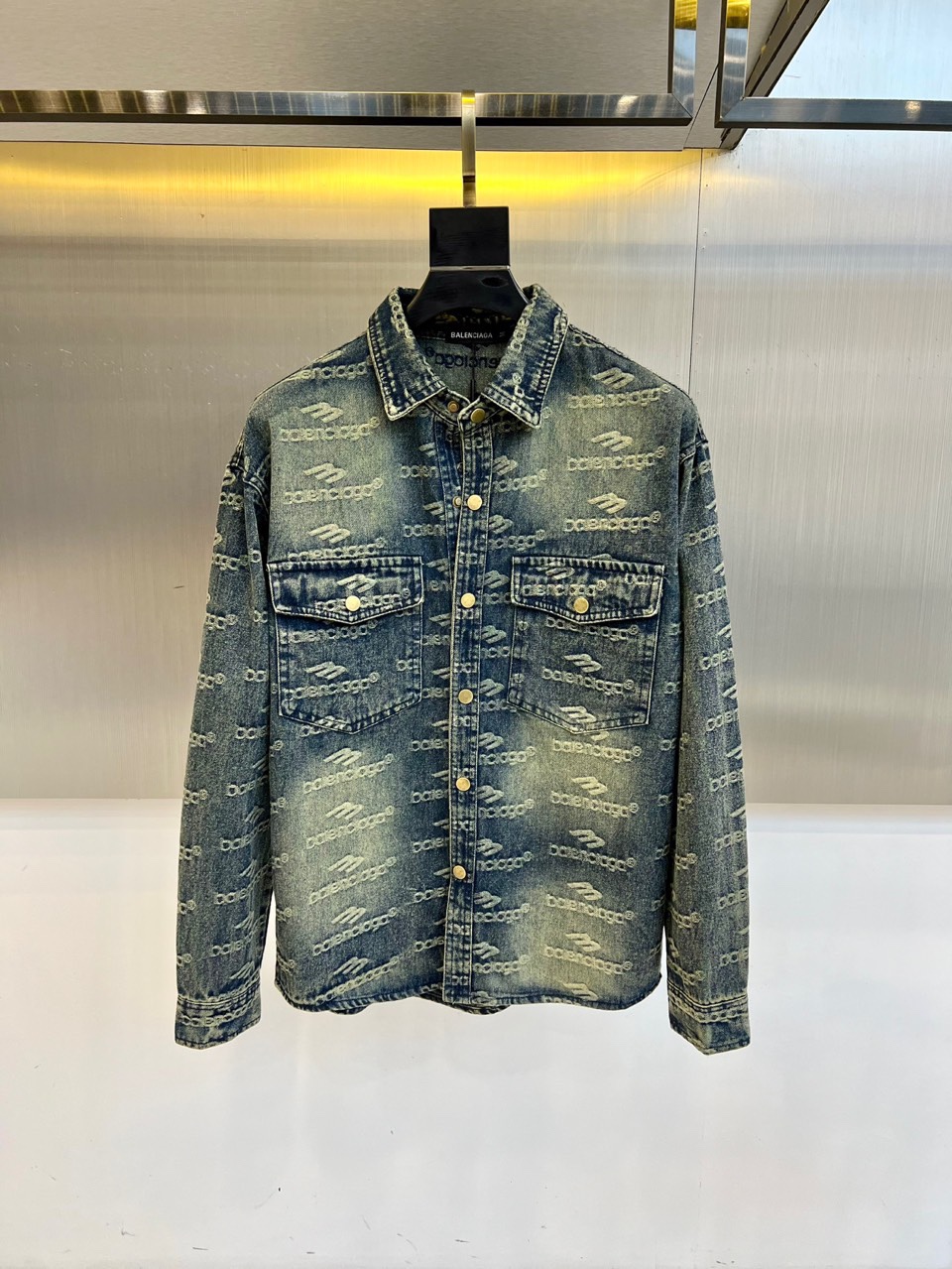 NO:499164,Balenciaga, 2025 early autumn new men's denim jacket, imported yb fabric, with wide texture and smooth feel, using smooth texture to build elegant and sporty silhouette, textured pixel effect printing reshapes classic patterns, signs, dark and light contrasting mosaic jacquard texture, high-end and fashionable, double pockets on the chest embellish the overall shape jacquard letters highlight the brand tone, and artwork that cannot be copied. 48-56 (model 173, 143 catties upper body 50 sizes), ,balenciaga, jackets & coats, alexander wang19860909巴黎世家、2025早秋新品男装牛仔外套,进口yb面料,质感挺阔,手感顺滑,采用顺滑质感构筑雅致运动廓形,纹理的像素效果印花重塑经典图案,标牌标识,深浅撞色马赛克提花肌理质感高级时髦,胸前双口袋点缀整体造型提花字母凸显品牌调性,不可复制的艺术品.48-56（模特173,143斤上身50码）,,balenciaga,jackets & coats,alexander wang,Men's clothing