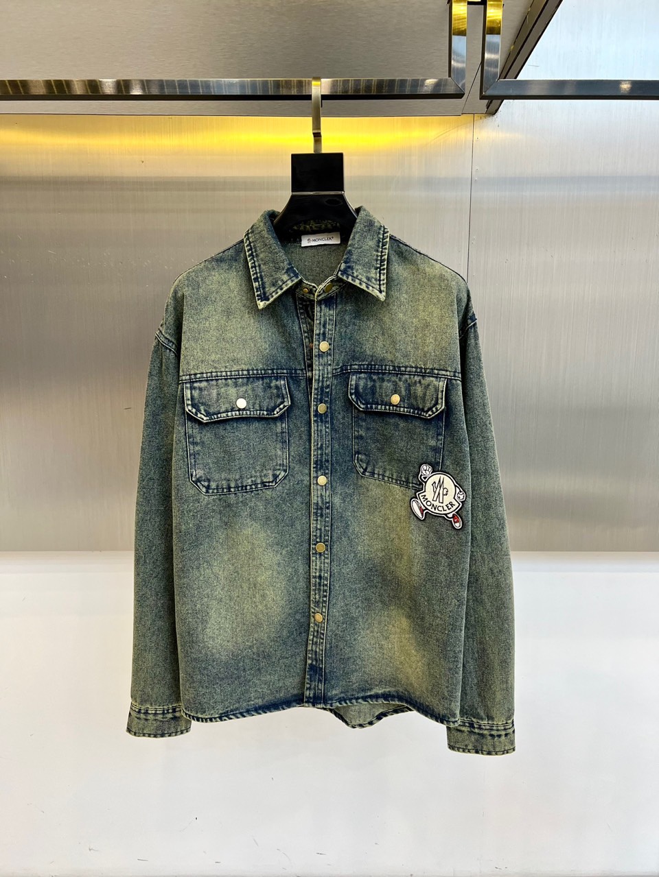 NO:499167,The cloaked, 2025 early autumn new men's denim jacket, imported yb fabric, with wide texture and smooth feel, using smooth texture to build an elegant and sporty silhouette, the pixel effect of the texture reshapes the classic pattern, signage, dark and light contrasting color mosaic jacquard texture, high-end and fashionable, the double pockets on the chest embellish the overall shape of the jacquard letters highlight the brand tone, and the artwork that cannot be copied. 48-56 (model 173, 143 catties upper body 50 sizes), Moncler, jackets & coats, alexander wang19860909蒙口、2025早秋新品男装牛仔外套,进口yb面料,质感挺阔,手感顺滑,采用顺滑质感构筑雅致运动廓形,纹理的像素效果印花重塑经典图案,标牌标识,深浅撞色马赛克提花肌理质感高级时髦,胸前双口袋点缀整体造型提花字母凸显品牌调性,不可复制的艺术品.48-56（模特173,143斤上身50码）,,Moncler,jackets & coats,alexander wang,Men's clothing