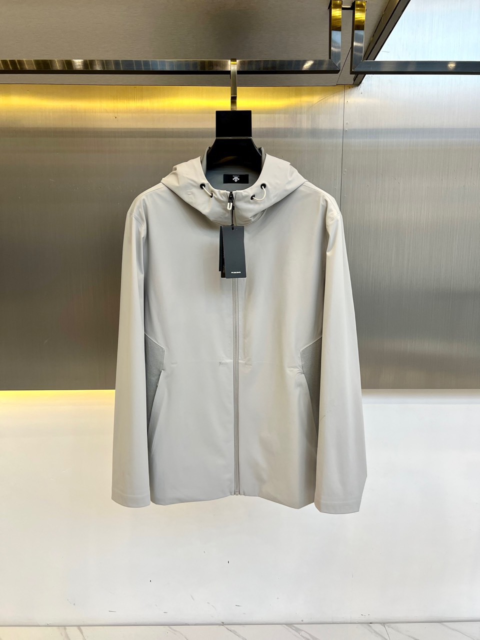 NO:499170,DESCENTE, 2025 early spring new men's waterproof and moisture-permeable jacket. DUALIS series jacket. Made of high-quality woven fabric, the fabric is light and broad, and has waterproof and moisture-permeable function. It is skin-friendly and warm. Classic mountain design, simple texture and highlight quality. It meets the needs of commuters in multiple scenarios, suitable for changing seasons, and has both daily life/city commuting. 48-56 (model 173, 143 catties upper body 50 yards),, jackets & coats, alexander wang19860909DESCENTE迪桑特、2025早春新品男士防水透湿冲锋衣外套.DUALIS系列冲锋衣.采用高品质梭织面料制作,面料轻质挺阔,且具有防水透湿功能性.亲肤保暖.经典山峰设计,质感简约,品质凸显.满足通勤者多场景需求,适合换季穿着,日常生活/城市通勤兼备.48-56（模特173,143斤上身50码）,,jackets & coats,alexander wang,Men's clothing