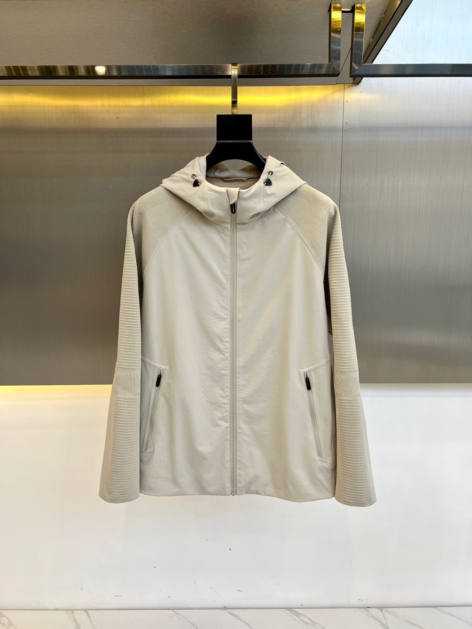 NO:499182,DESCENTE, the latest release of 2025 spring and summer, TRAINING waterproof and moisture-permeable men's jacket. MOTION KNIT HYBRID needle-woven splicing jacket, MOTION KNIT knitted with SOFT SHELL fabric splicing MOTION KNIT knit, strengthening breathability and improving stretch properties. SOFT SHELL fabric also has waterproof and moisture-permeable functions. The inner MOTION KNIT is woven with two yarns, woven yarn according to the functional needs of different parts of the human body to meet the tensile extension during exercise. In areas that are prone to cold, specially woven heating yarns are used to improve warmth and give a comfortable feeling of wearing. 48-56 (model 173, 143 catties upper body 50 yards),, jackets & coats, jackets &  coats,alexander wang19860909DESCENTE迪桑、2025春夏最新发布,TRAINING防水透湿男士外套夹克.MOTION KNIT HYBRID针梭织拼接夹克,采用SOFT SHELL面料拼接MOTION KNIT针织,加强透气性的同时提升拉伸属性.SOFT SHELL面料同时具有防水透湿功能性.内层MOTION KNIT采用两种纱线织造,按照人体不同部位的功能需求织造纱线结构,满足运动时的拉伸延展度.易受寒区域,采用特别织造的发热纱线加持,提高保暖性能,给予舒适穿着体感.48-56（模特173,143斤上身50码）,,jackets & coats,jackets & coats,alexander wang,Men's clothing