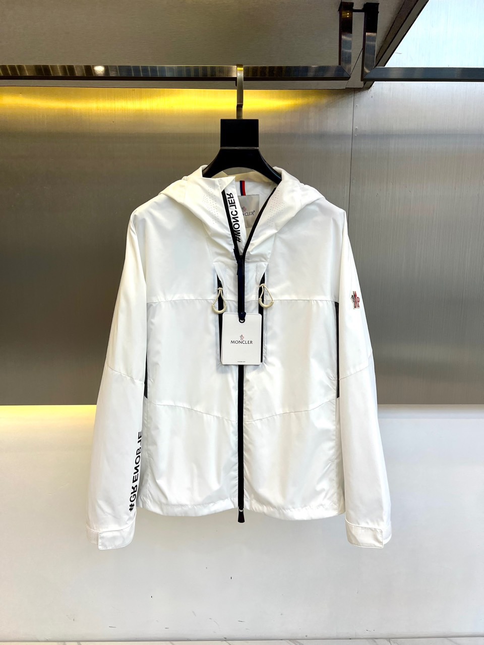 NO:499190,Mon masked, 2025 spring and summer new hooded jacket. It uses imported environmentally friendly fabrics, and the tear-proof performance is particularly obvious!  The jacket has a simple and elegant style, light and comfortable style, and the exquisite craftsmanship reflects the unique characteristics of the brand. The unique logo of the left shoulder brand is extremely recognizable!  The elastic and tight sleeves are tight and the windproof effect is maximized!  Zipper is also an exclusive custom high-quality metal zipper, simple and atmospheric, both business and casual. 48-56 (model 173, 143 catties upper body 50 sizes), Moncler, jackets & coats, jackets & coats, hats, alexander wang19860909Mon蒙口、2025春夏新款连帽款夹克外套.采用进口环保面料,防撕裂性能效果尤为明显！夹克版型简约大气,轻便舒适,处处精悍的工艺体现品牌独有的特点,左肩品牌独有logo,辨识度极高！松紧收口袖子,严丝合缝的防风效果做到极致！拉链也是独家定制而成的高质感金属拉链,简约大气,商务休闲兼备.48-56（模特173,143斤上身50码）,,Moncler,jackets & coats,jackets & coats,hats,alexander wang,Men's clothing