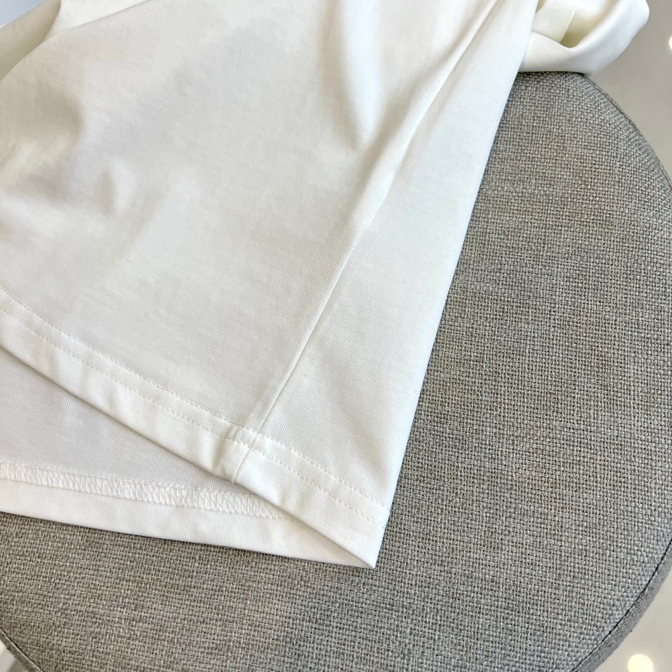 “2025 Miumiu Men’s Short-Sleeve T-Shirts: Custom Fabric, Comfort, Quality – Review” - 图片 6