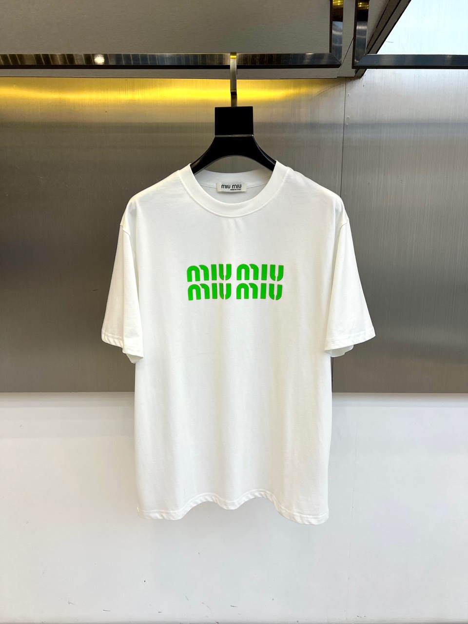 “2025 Miumiu Men’s Short-Sleeve T-Shirts: Custom Fabric, Comfort, Quality – Review” - 图片 1
