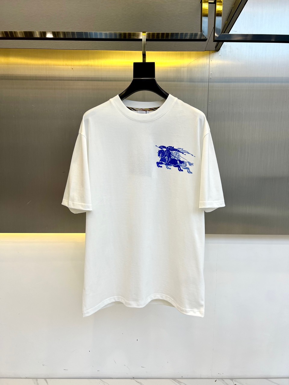 NO:500798,Burberry, 2025 spring and summer men's new classic LOGO round neck short-sleeved T-shirt. Imported pure cotton fabric, the fabric feels silky and soft, breathable and skin-friendly, and is extremely comfortable to wear, and the overall texture is quite high!  The iconic war horse logo logo on the chest of the garment is carefully crafted with multi-color three-dimensional printing technology. The regular slim fit style and tailoring design can be used at will for both men and women, making it easy to make it look slim and taller!  48-56 (model 173, 143 catties upper body 50 sizes), burberry, burberry, T-shirt, tees, t-shirt, alexander wang19860909Bur巴宝莉、2025春夏男士新款经典LOGO圆领短袖T恤.进口纯棉面料,面料手感丝滑柔软,透气亲肤性极佳,着身无比的舒适,整体质感相当之高！衣身胸前标志性战马徽标Logo,采用多色立体印花技术精心打造,常规的修身版型裁剪设计,男女都可随意上身,轻松凹出显瘦显高身型！48-56（模特173,143斤上身50码）,,burberry,burberry,T-shirt,tees，t-shirt,alexander wang,Men's clothing