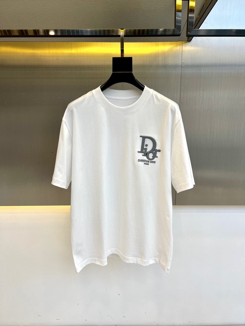 NO:500820,Dior, a new series of spring and summer products in 2025 are launched, a very fashionable and avant-garde men's short-sleeved T-shirt with eye-catching logo patterns!  Heavy industrial embroidery is created, different from the past, and it declares the design concept that has been passed down for many years!  Its eye-catchingness is no less than any classic style, perfectly presenting the fashionable, high-end and luxurious feeling in front of the world!  Made of imported cotton materials, selected high-quality cotton fabrics, soft and soft to the touch, the real thing is definitely beyond your imagination, close to the body and breathable, even if you sweat profusely, you will not feel greasy or stuffy, and will bring sweating and moisture absorption to the extreme!  M-3XL (model 173, 143 catties upper body L size), dior, T-shirt, tees, t-shirt, alexander wang19860909Dior、2025春夏全新系列单品上线,非常时髦前卫的一款男短袖T恤,醒目的logo图案修饰！重工刺绣打造、区别于以往的不同,宣示品牌传承多年的设计理念！其吸睛度完全不亚于任何经典款式,将时髦高级感与奢华感完美呈现在世人眼前！客供进口全棉材质制成,精选优质棉面料,触感软糯亲肤细腻,实物到手绝对超乎你的想象,贴身无比舒适透气,即便是汗流浃背也不会有腻身及闷热感可言,将排汗吸湿性发挥到了极致！M-3XL（模特173,143斤上身L码）,,dior,T-shirt,tees，t-shirt,alexander wang,Men's clothing