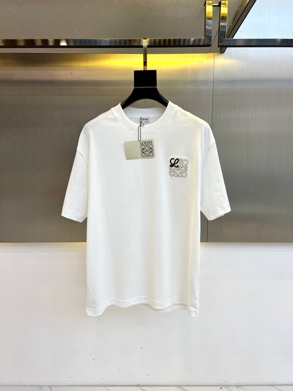 NO:500783,Lowe, 2025 spring and summer new product series, as an embroidered logo round neck loose short-sleeved T-shirt, customized high-weight and dyed European cotton fabric with a cylinder, which feels very comfortable. The latest brick cabinet in spring and summer is synchronized, fashionable and personalized. It is a super versatile and beautiful style. It is very suitable for both men and women. A must-have for trendy people!  48-56 (model 173, 143 catties upper body 50 sizes), loewe, T-shirt, tees, t-shirt, alexander wang19860909Lowe罗意威、2025春夏新品系列, 作为刺绣logo圆领宽松短袖t恤,定制高克重同缸染欧棉面料,手感非常舒服,春夏最新砖柜同步,时尚又个性 超级百搭好看的一款 男女都非常合适 潮人必备！48-56（模特173,143斤上身50码）,,loewe,T-shirt,tees，t-shirt,alexander wang,Men's clothing