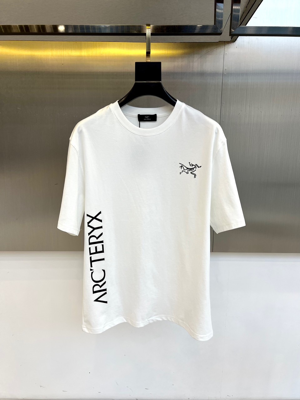 NO:500789,Archaeopteryx, 2025 spring and summer men's new round neck short-sleeved T-shirt. Imported fixed-woven fabric is pure cotton, the fabric feels silky and soft, breathable and skin-friendly, and it is extremely comfortable to wear, and the overall texture is quite high!  The iconic logo on the body and chest is complete with three standards and carefully crafted. It is simple, fashionable and classic, and it is eye-catching, with great recognition and class!  The regular casual style cutting design makes it easy to make you look slim and taller!  48-56 (model 173, 143 catties upper body 50 sizes), arc'teryx, T-shirt, tees, t-shirt, alexander wang19860909始祖鸟、2025春夏男士新款圆领短袖T恤.进口定织面料纯棉、面料手感丝滑柔软,透气亲肤性极佳,着身无比的舒适,整体质感相当之高！衣身胸前标志性Logo,三标齐全、重工艺精心打造,简约时尚经典让人眼前一亮,极具辨识度与档次感！常规的休闲版型裁剪设计,轻松凹出显瘦显高身型！48-56（模特173,143斤上身50码）,arc'teryx,T-shirt,tees，t-shirt,alexander wang,Men's clothing