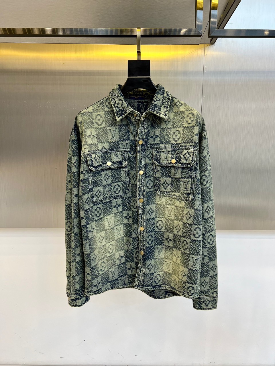 NO:504825,1v Vaderton, early autumn new men's denim jacket, imported yb fabric, with wide texture and smooth feel, using smooth texture to build elegant and sporty silhouette, textured pixel effect printing reshapes classic patterns, signage, dark and light contrasting color mosaic jacquard texture, high-end and fashionable, double pockets on the chest embellish the overall shape jacquard letters highlight the brand tone, and artwork that cannot be copied. 48-56 (model 173, 143 catties upper body 50 sizes),, jackets & coats, alexander wang198609091v威登、早秋新品男装牛仔外套,进口yb面料,质感挺阔,手感顺滑,采用顺滑质感构筑雅致运动廓形,纹理的像素效果印花重塑经典图案,标牌标识,深浅撞色马赛克提花肌理质感高级时髦,胸前双口袋点缀整体造型提花字母凸显品牌调性,不可复制的艺术品.48-56（模特173,143斤上身50码）,,jackets & coats,alexander wang,Men's clothing