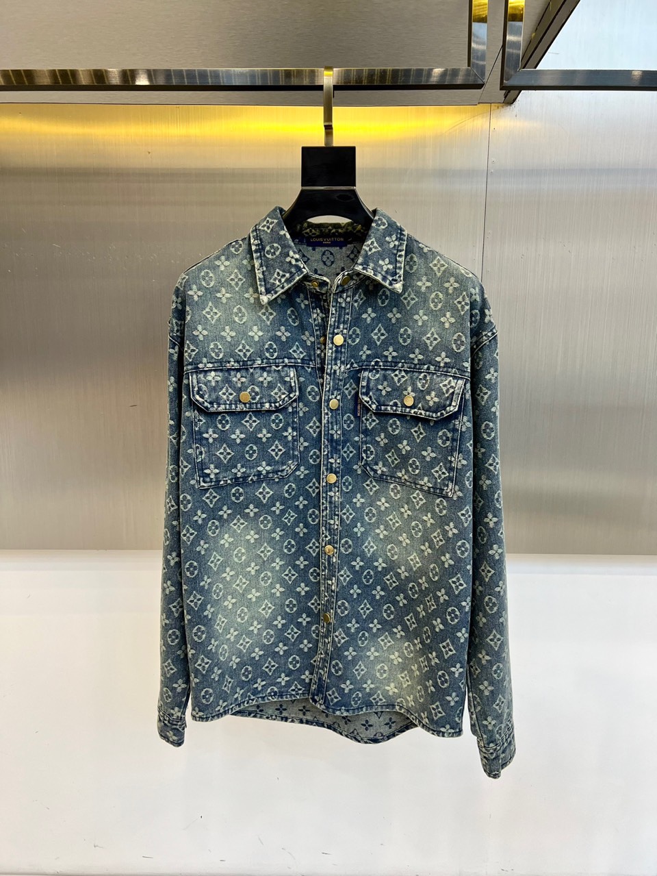 NO:500790,1v Vadern, 2025 early autumn new men's denim jacket, imported yb fabric, with wide texture and smooth feel, using smooth texture to build elegant and sporty silhouette, textured pixel effect printing reshapes classic patterns, signage, dark and light contrasting color mosaic jacquard texture, high-end and fashionable, double pockets on the chest embellish the overall shape jacquard letters highlight the brand tone, and cannot be copied artwork. 48-56 (model 173, 143 catties upper body 50 sizes),, jackets & coats, alexander wang198609091v威登、2025早秋新品男装牛仔外套,进口yb面料,质感挺阔,手感顺滑,采用顺滑质感构筑雅致运动廓形,纹理的像素效果印花重塑经典图案,标牌标识,深浅撞色马赛克提花肌理质感高级时髦,胸前双口袋点缀整体造型提花字母凸显品牌调性,不可复制的艺术品.48-56（模特173,143斤上身50码）,,jackets & coats,alexander wang,Men's clothing