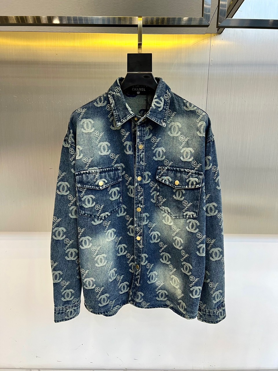 NO:500795,Chanel, 2025 early autumn new men's denim jacket, imported yb fabric, with wide texture and smooth feel, using smooth texture to build elegant and sporty silhouette, textured pixel effect printing reshapes classic patterns, signs, dark and light contrasting mosaic jacquard texture texture high-end and fashionable, double pockets on the chest embellish the overall shape jacquard letters highlight the brand tone, and artwork that cannot be copied. 48-56 (model 173, 143 catties upper body 50 sizes), chanel, jackets & coats, alexander wang19860909香奈儿、2025早秋新品男装牛仔外套,进口yb面料,质感挺阔,手感顺滑,采用顺滑质感构筑雅致运动廓形,纹理的像素效果印花重塑经典图案,标牌标识,深浅撞色马赛克提花肌理质感高级时髦,胸前双口袋点缀整体造型提花字母凸显品牌调性,不可复制的艺术品.48-56（模特173,143斤上身50码）,,chanel,jackets & coats,alexander wang,Men's clothing