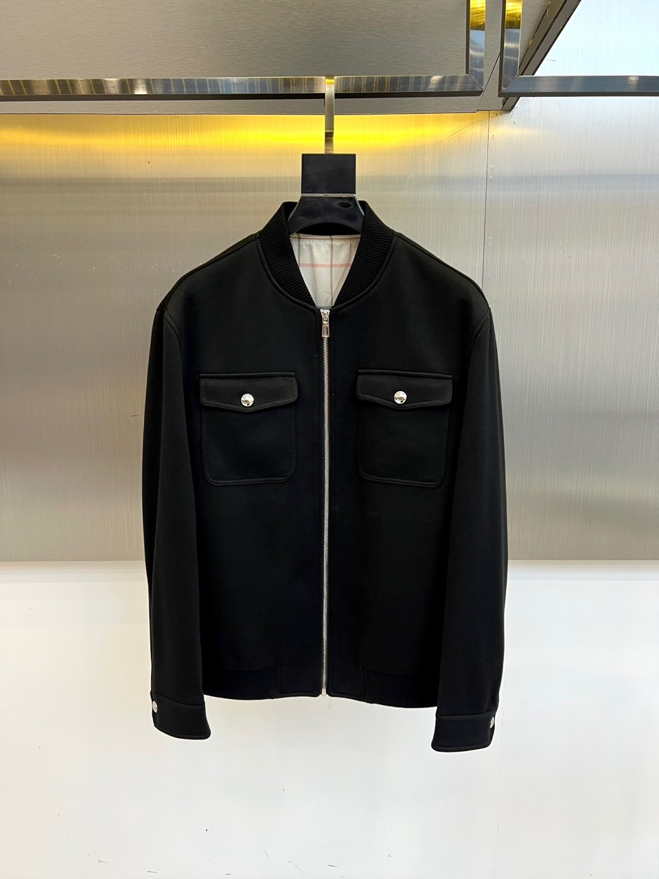 NO:505933,The main recommendation is Loro Piana, a new business casual jacket. Practical aesthetics, men's customized black technology waterproof microfiber fabric, 41.7 acrylic 27.8 polyester fiber 20.2 nylon 10.3 wool, Italian luxury products that are famous for their low-key but exquisiteness. A simple-looking single item may be priced beyond imagination. The difference between a newcomer and an old money is only one LP. Only fashion masters who are truly 'rich enough' and 'quite enough' will understand it, and they will buy it! Maybe it won't be stunning at a glance, but it will definitely be new and amazing time. Regarding style and design: The backbone of the Traveller family can be said to be one of the classic synonyms of LP. It is minimalist, durable, practical and functional coexist, and is undoubtedly the best example of practical aesthetics! People who are all talking about LP do not need to deliberately show their aggressive RMB edge, no longer be occupied by logos and trends, and will become more and more loyal to the enjoyment brought to themselves by a single item. Of course, this is not just visually good-looking, but more tactile comfort needs, 48-56 (model 173, 143 catties upper body 50 sizes), loro piana, loro piana, jackets & coats, jackets & coats, alexander wang19860909主推 Loro Piana诺悠翩雅、新款商务休闲夹克外套.实用美学主义,男款定制黑科技防水超细纤维面料,41.7腈纶 27.8聚酯纤维20.2锦纶10.3绵羊毛,以低调但精致著称的意大利高奢品,一件看起来简简单单的单品,价格可能高到超乎想象,新贵和old money的差别,仅在于一件LP而已.从来都是真正“够有钱”又“够有品”的时装精才会懂它,且会买它!或许不会一眼惊艳,但绝对历久弥新而惊艳了时光.关于款式及设计:Traveller家族里的中坚分子可以说是LP的经典代名词之一,极简、耐看、实穿、功能性并存,是实用美学主义的最佳表率无疑了! 都说穿LP的人,无需刻意露出咄咄逼人的RMB锋芒,不再被logo和潮流占据,会越来越忠于一件单品给自己带来的享受,当然这不只是视觉上的好看,更多的是触觉上的舒适需求,48-56（模特173,143斤上身50码）,,loro piana,loro piana,jackets & coats,jackets & coats,alexander wang,Men's clothing