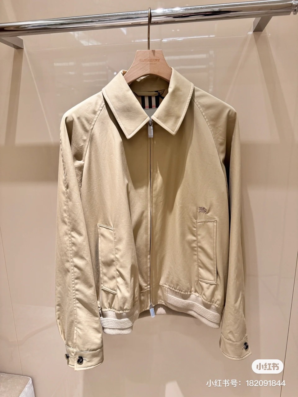 NO:506059,Mainly recommended Burberry, 25FW autumn and winter men's clothing Gabaden Harrington jacket, cotton/thin cotton. Harrington jacket is made of Italian worsted cotton Gabaden fabric, matched with Burberry checked lining. It presents a casual style and is embroidered with the same color Equestrian Knight logo (EKD) embroidery. From Burberry's classic series, it interprets the essential styles of the wardrobe in a distinct brand style. Two-way zipper opening and closing side pockets Rib knitted hem single-button cuffs Equestrian Knight logo (EKD) embroidery Burberry checked lining and collar bottom. 48-56 (please report height and weight when ordering), burberry, burberry, jackets & coats, alexander wang19860909主推 Bur巴宝莉、25FW秋冬男装 嘎巴甸哈林顿外套,夹棉/薄棉.哈林顿外套,选用意大利精纺棉质嘎巴甸面料打造,搭配 Burberry 格纹内衬.呈现休闲版型,点缀同色系马术骑士徽标(EKD)刺绣.来自Burberry经典之作系列,以鲜明品牌风格诠释衣橱必备款式. 双向拉链开合贴边侧袋 罗纹针织衣摆单扣式袖口 正面点缀马术骑士徽标(EKD)刺绣 Burberry 格纹内衬和领底. 48-56（下单请报身高体重）,,burberry,burberry,jackets & coats,alexander wang,Men's clothing