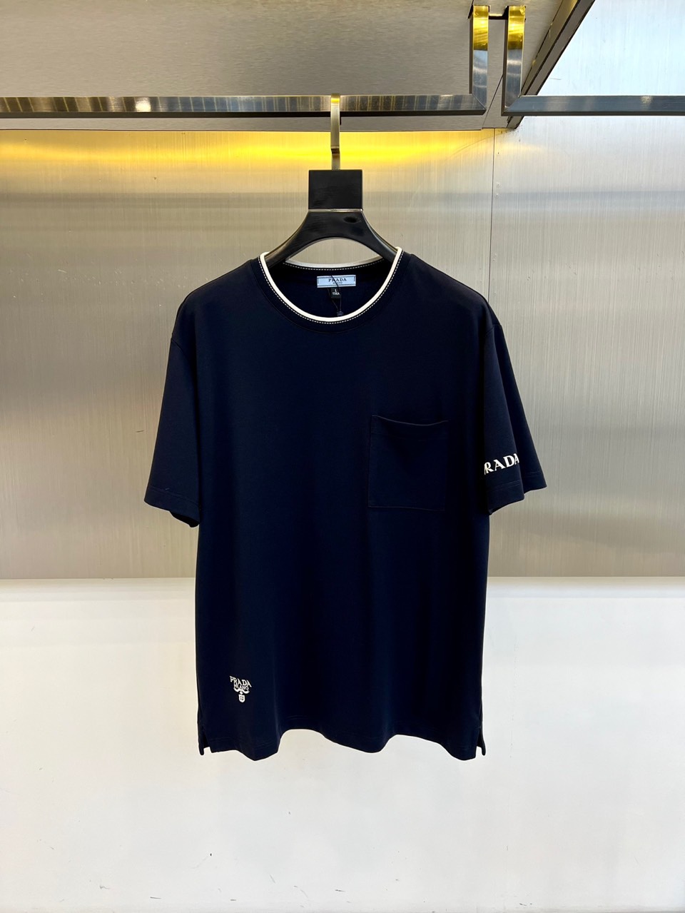 NO:500805,Prada, 2025 spring and summer men's new round neck short-sleeved T-shirt. Imported fixed fabric is pure cotton, the fabric feels silky and soft, breathable and skin-friendly, and it is extremely comfortable to wear, and the overall texture is quite high!  The iconic logo on the body and chest is complete with three standards and carefully crafted. It is simple, fashionable and classic, and it is eye-catching, with great recognition and class!  The regular casual style cutting design makes it easy to make you look slim and taller!  48-58 (model 173, 143 catties upper body 50 sizes), prada, T-shirt,tees, t-shirt,alexander wang19860909普拉达、2025春夏男士新款圆领短袖T恤.进口定织面料纯棉、面料手感丝滑柔软,透气亲肤性极佳,着身无比的舒适,整体质感相当之高！衣身胸前标志性Logo,三标齐全、重工艺精心打造,简约时尚经典让人眼前一亮,极具辨识度与档次感！常规的休闲版型裁剪设计,轻松凹出显瘦显高身型！48-58（模特173,143斤上身50码）,,prada,T-shirt,tees，t-shirt,alexander wang,Men's clothing