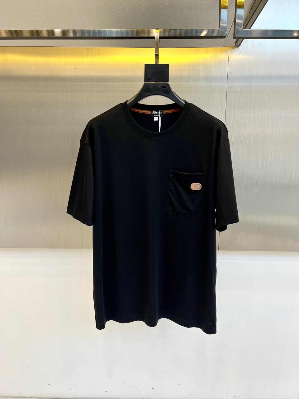 NO:500810,Jenia, 2025 spring and summer men's new round neck short-sleeved T-shirt. Imported fixed fabric is pure cotton, the fabric feels silky and soft, breathable and skin-friendly, and it is extremely comfortable to wear, and the overall texture is quite high!  The iconic logo on the body and chest is complete with three standards and carefully crafted. It is simple, fashionable and classic, and it is eye-catching, with great recognition and class!  The regular casual style cutting design makes it easy to make you look slim and taller!  48-58 (model 173, 143 catties upper body 50 sizes), zegna, T-shirt, tees, t-shirt, alexander wang19860909杰尼亚、2025春夏男士新款圆领短袖T恤.进口定织面料纯棉、面料手感丝滑柔软,透气亲肤性极佳,着身无比的舒适,整体质感相当之高！衣身胸前标志性Logo,三标齐全、重工艺精心打造,简约时尚经典让人眼前一亮,极具辨识度与档次感！常规的休闲版型裁剪设计,轻松凹出显瘦显高身型！48-58（模特173,143斤上身50码）,,zegna,T-shirt,tees，t-shirt,alexander wang,Men's clothing