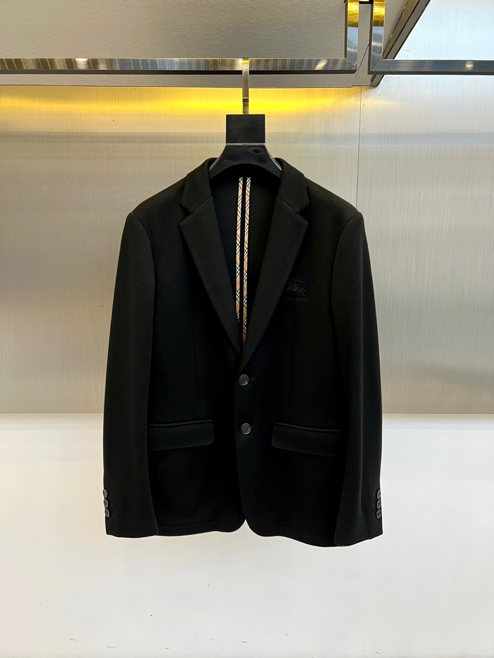 NO:505932,The main recommendation is Burberry and the 25FW autumn and winter new wool suit. It has a delicate touch, is very crisp, and combines superior anti-pill fibers. It has excellent anti-iron anti-iron technology. The fabric is heavy and thick. The classic single-breasted design is born with a gentlemanly noble temperament and aura. In addition, the single-breasted design can be shaped to a certain extent, highlighting the beauty of the body's lines, and can balance the body's hard feeling just right, making it more upright and agile, full of shape, and the upper body is full of fashionable feeling and taste and style!  The overall design is super strong, continue to follow!  48-56 (model 173, 143 catties upper body 50 sizes), burberry, burberry, alexander wang19860909主推 Bur巴宝莉、25FW秋冬新品羊毛西服.触感细腻,挺括性十足,融合了优越的抗起球纤维,兼具极好的抗免烫工艺,面料高克重厚实,经典单排扣的设计,天生自带绅士高贵的气质与气场,另外单排扣设计在一定的程度上可以塑形,凸显身材的线条美,能够恰到好处的平衡身体坚硬的感觉,更显挺拔矫健,型格十足,上身满满的时髦感兼具品味与格调！整体在设计方面超强,继续沿袭！48-56（模特173,143斤上身50码）,,burberry,burberry,alexander wang,Men's clothing