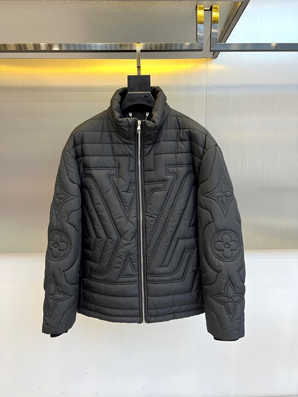 NO:519741,The main recommendation is 1v/Vieuden, 25FW men's new quilted cotton jacket jacket 1AGIOO light grey ripped quilted embroidered waist drawstring new style. This quilted jacket is perfect for autumn wear and is a tribute to New York dog walkers. This jacket is made of light grey technical ripped fabric. The eye-catching stitching reproduces the LV abbreviation and oversized Monogram flowers, adding a stylish touch to it, fabric: polyester and resin Color: white moon chase LV full quilted signature, with LV abbreviation embroidered on the chest full body embroidered with LV abbreviation and Monogram flower zipper and pull-up closure, engraved with LV abbreviation two zipper side pocket ribbed cuff waist drawstrings made in France regular style.  48-56 (model 173, 143 catties upper body 50 sizes), louis vuitton, jackets & coats, jackets & coats, alexander wang19860909主推 1v/威登、25FW男装新款绗缝棉衣夹克外套1AGIOO 浅灰防撕绗缝绣标腰部抽绳新款.这款绗缝夹克非常适合秋季穿着,是对纽约遛狗者的致敬之作.这款夹克采用浅灰色技术防撕裂面料制成.醒目的缝线再现了LV首字母缩写和超大的 Monogram花朵,为其增添了时尚气息、面料:聚酯纤维和树脂 颜色:白色追月 LV全绗缝签名,胸前绣有LV首字母缩写图案全身绣 有LV首字母缩写和Monogram花朵拉链和拉片开合,镌刻LV首字母缩写 两个拉链侧袋罗纹袖口腰部抽绳法国制造常规版型. 48-56（模特173,143斤上身50码）,,louis vuitton,jackets & coats,jackets & coats,alexander wang,Men's clothing