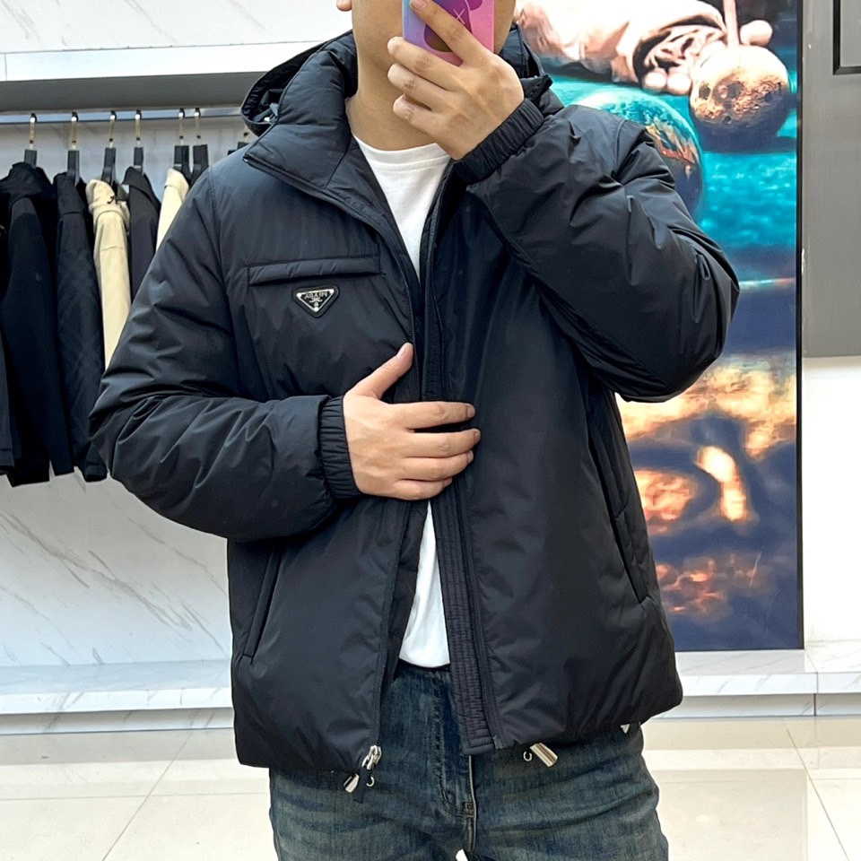 
Prada/普拉（鹅绒/配皮牛皮）、兜帽再生尼龙男士连帽Re-Nylon羽绒夹克外套  经典百搭连帽款