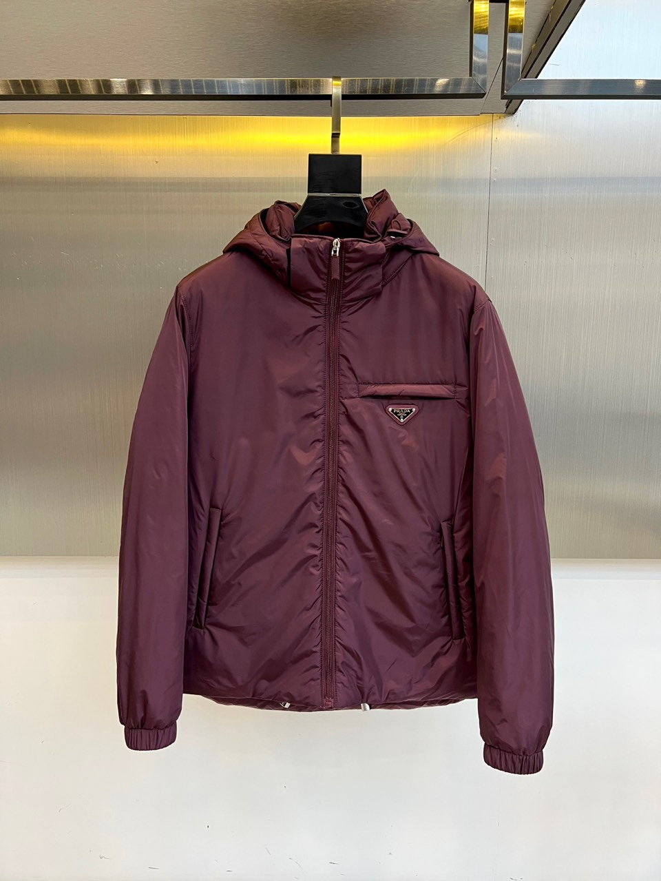 
Prada/普拉（鹅绒/配皮牛皮）、兜帽再生尼龙男士连帽Re-Nylon羽绒夹克外套  经典百搭连帽款