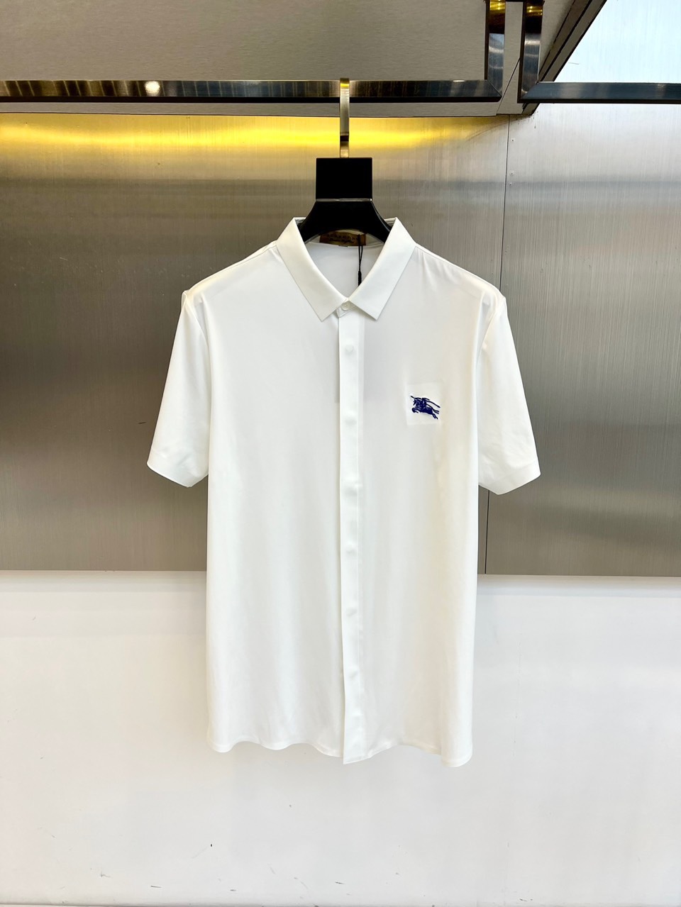 NO:502114,Burberry, 2025 summer lapel cardigan short-sleeved, simple style, comfortable fabric, must-have old money style items in midsummer, business style, high-quality men's summer must-have. Size 48-58 (model 173-140 catties upper body 50 sizes), ,burberry, T-shirt, alexander wang19860909巴宝莉、2025夏款翻领开衫短袖、简约风格、主打面料舒适、盛夏时节必备老钱风单品、商务范、优质男夏季必备.尺码48-58（模特173-140斤上身50码）,,burberry,T-shirt,alexander wang,Men's clothing