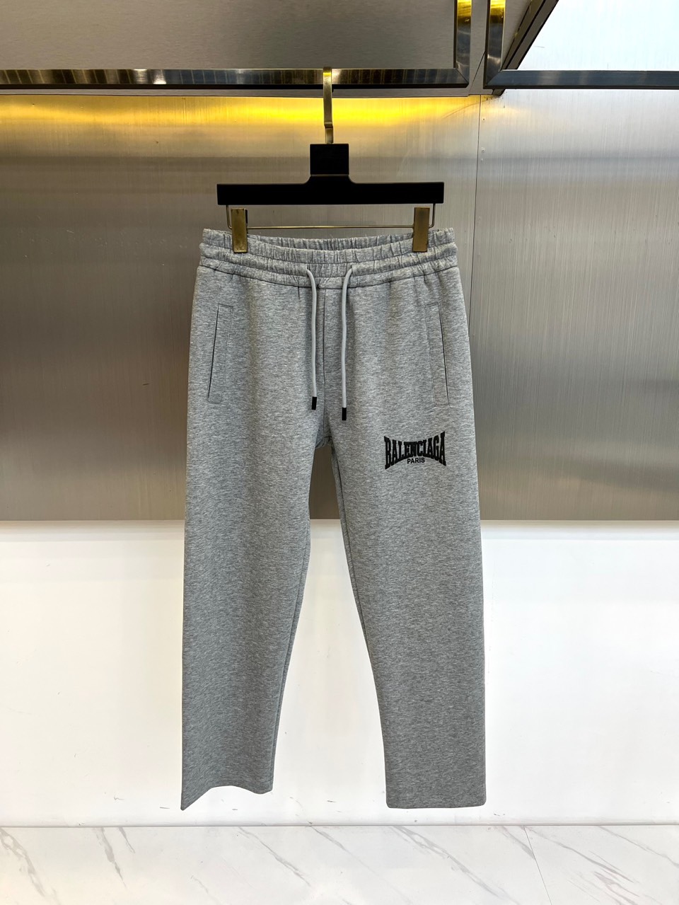 NO:502130,Balenciaga and 25s spring and summer new men's drawstring casual embroidered sports sweatpants are newly released. The details are meticulous, creating the evergreen tree's evergreen without getting greasy and comfortable and versatile. As one of the fashionable items that men can wear at any time and anywhere, the simple design of casual pants is combined with high-end fabrics, fine embellishments, and three-dimensional tailoring, so that you can avoid being too mature and stable, but more self-indulgent and personality. The imported long velvet cotton fabric is customized, and the sag behind the upper body is also very good. The three-dimensional tailoring is straight and the upper body is produced by the original manufacturer, and the perfect quality is shipped!  48-56 (please report waist size by ordering),,balenciaga,alexander wang19860909巴黎世家、25s春夏新品男士抽绳休闲刺绣运动卫裤,全新发布新款定制,细节一丝不苟,打造出了常青树的百看不腻以及舒适百搭.休闲运动裤作为随时随地男人都能穿搭的时尚单品之一,休闲裤简洁的设计配合高档面料,细节点缀,立体剪裁,让你避免太过于成熟稳重,而是多了几分自我和个性.进口长绒精棉面料定制打造,上身后垂度也非常好,立体剪裁上身挺拔,原厂原单出品,完美品相出货！48-56（下单请报腰围尺寸）,,balenciaga,alexander wang,Men's clothing