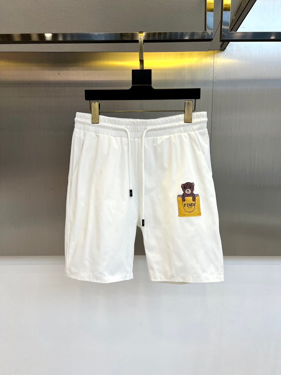 NO:502101,Fendi and 2025ss summer new products are available, with logo logos that are fashionable and casual sports pinch pants/shorts!  The imported high-density knitted pure cotton material is smooth and simple, skin-friendly and refreshing. The softness and comfort of the fabric are impeccable, with high recognition, and there will be no mistakes in the upper body. The matching performance is undoubtedly the waist design, elastic elastic waist circumference modification!  Each piece of high-end craftsmanship determines success or failure!  Very good quality and a fashionable item!  48-56 (model 173, 143 catties upper body 50 sizes), fendi, shorts, alexander wang19860909芬迪、2025ss夏季新品发售,logo标识时尚休闲运动五分裤/短裤！甄选客供进口高密针织纯棉材质,平整简约,亲肤透爽.面料的柔软性舒适性也都是无可挑剔的,辨识度高,上身绝对不会出错,搭配性能更是毫无疑问,腰身设计松紧弹力腰围修饰！高端工艺每件决定成败！ 品质质感非常不错一款时尚单品！48-56（模特173,143斤上身50码）,,fendi,shorts,alexander wang,Men's clothing