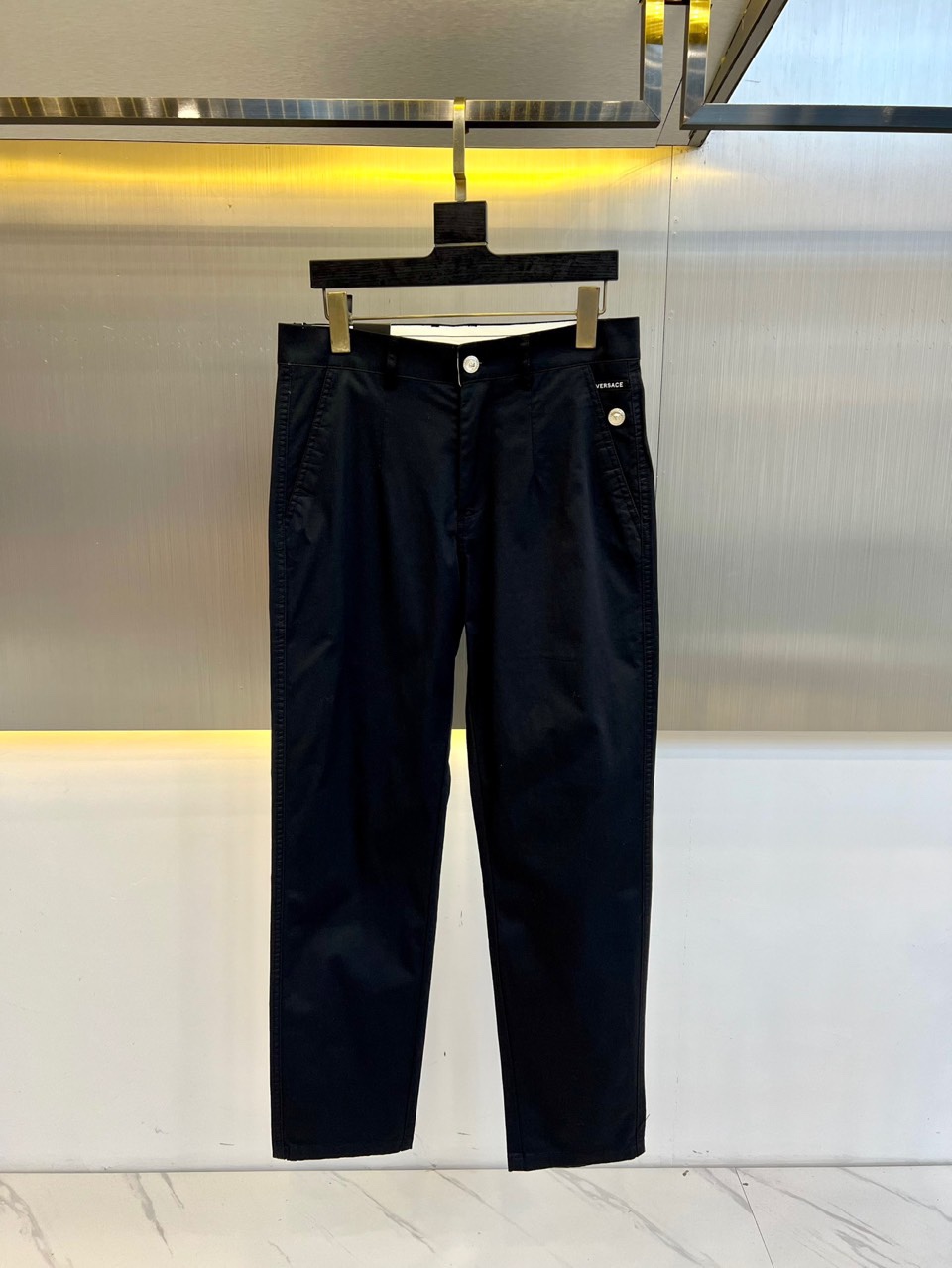 NO:504817,Vers Versace, men's 25 spring and summer new washing, micro-elastic breathable fashion and casual old Qianfeng small straight-leg casual pants. 88.3 recycled fiber 10.2 spandex 1.5 washing twill cotton fabric, slightly elastic, invincible texture, ready-to-wear fixed weaving and dyeing, excellent comfort and breathability, self-evident, exquisite details, all auxiliary materials are objective, signature soul-style elements, customer-supplied matte metal buttons, demonstrating the ingenious craftsmanship everywhere!  The style is beyond imagination, and it is also slim and integrated. The color scheme is light and steady. It is very compatible with the top. It is a versatile item that is essential for daily life!  Business and leisure can be controlled!  29-38 (no 35,37), versace, versace, alexander wang19860909Vers范思哲、男装25春夏新款水洗微弹透气时尚休闲老钱风小直筒休闲裤.88.3再生纤维10.2氨纶1.5水洗斜纹棉面料,略带弹力,质感无敌,成衣定织定染,舒适性与透气性优越,不言而喻,细节精湛考究,辅料全系客观,招牌灵魂式元素,客供哑光金属纽扣,处处彰显了匠心工艺！版型超出想象,修身亦合体,配色轻熟稳重,与上装兼容空间极高,日常必备的百搭单品！商务休闲皆可驾驭！29-38（无35,37）,,versace,versace,alexander wang,Men's clothing