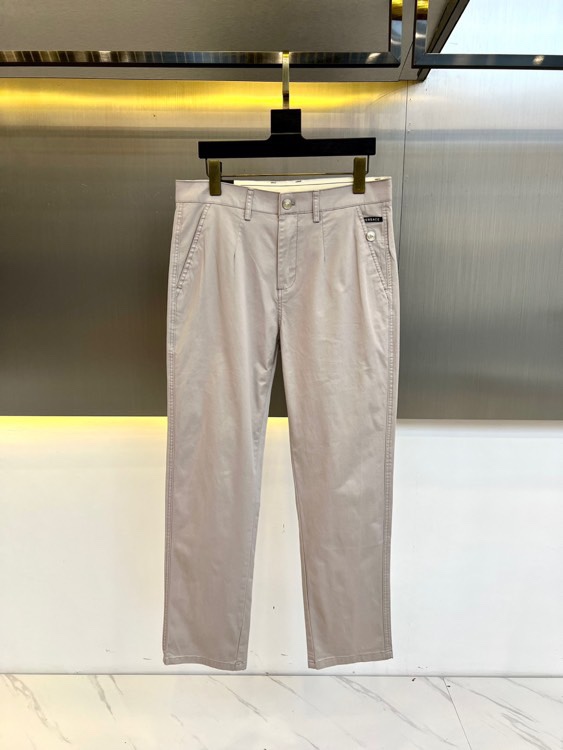 NO:502113,Vers Versace, men's 25 spring and summer new washing, micro-elastic breathable fashion and casual old Qianfeng small straight-leg casual pants. 88.3 recycled fiber 10.2 spandex 1.5 washing twill cotton fabric, slightly elastic, invincible texture, ready-to-wear fixed weaving and dyeing, excellent comfort and breathability, self-evident, exquisite details, all auxiliary materials are objective, signature soul-style elements, customer-supplied matte metal buttons, demonstrating the ingenious craftsmanship everywhere!  The style is beyond imagination, and it is also slim and integrated. The color scheme is light and steady. It is very compatible with the top. It is a versatile item that is essential for daily life!  Business and leisure can be controlled!  29-38 (no 35,37), versace, versace, alexander wang19860909Vers范思哲、男装25春夏新款水洗微弹透气时尚休闲老钱风小直筒休闲裤.88.3再生纤维10.2氨纶1.5水洗斜纹棉面料,略带弹力,质感无敌,成衣定织定染,舒适性与透气性优越,不言而喻,细节精湛考究,辅料全系客观,招牌灵魂式元素,客供哑光金属纽扣,处处彰显了匠心工艺！版型超出想象,修身亦合体,配色轻熟稳重,与上装兼容空间极高,日常必备的百搭单品！商务休闲皆可驾驭！29-38（无35,37）,,versace,versace,alexander wang,Men's clothing