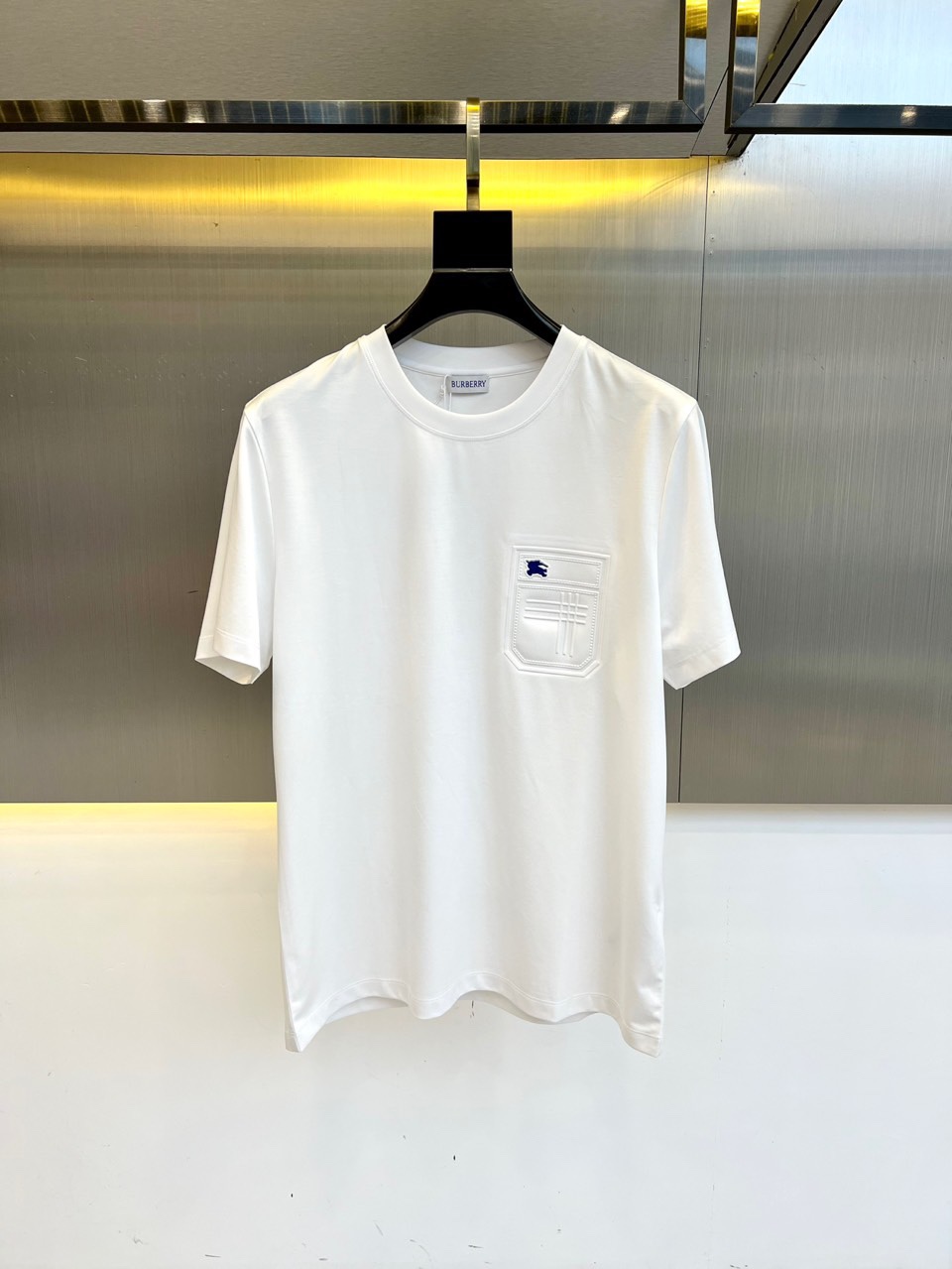 NO:502132,Burberry and island cotton short-sleeved round neck T-shirt. Classic logo, the clothes feel soft and skin-friendly, visually exquisite, textured, noble, very simple and quality. It can be used as an inner layer in early spring, and can be worn alone in summer, and can be matched in various forms. The collision of colors and art, unique neutral tones, instantly illuminate your overall shape, a lapel design that combines classic and fashion, paired with eye-catching semi-zippers, demonstrates a unique taste and fashionable attitude, simple without losing style. Just be business and casual, versatile and not picky!  48-56 (model 173, 143 catties upper body 50 sizes), burberry, T-shirt, tees, t-shirt, alexander wang19860909巴宝莉、海岛棉短袖圆领T恤.经典标识,衣服触感柔软亲肤,视觉上很精致、有质感、高贵,非常简单也很显品质.早春可作为内搭,夏季可单独穿着,可以搭配出多种形式.色彩与艺术的碰撞,独特的中性色调,瞬间点亮你的整体造型,经典与时尚融合的翻领设计,搭配醒目半拉链,彰显独特品味与时尚态度,简约而不失格调.商务休闲俩即可,百搭不挑！48-56（模特173,143斤上身50码）,,burberry,T-shirt,tees，t-shirt,alexander wang,Men's clothing