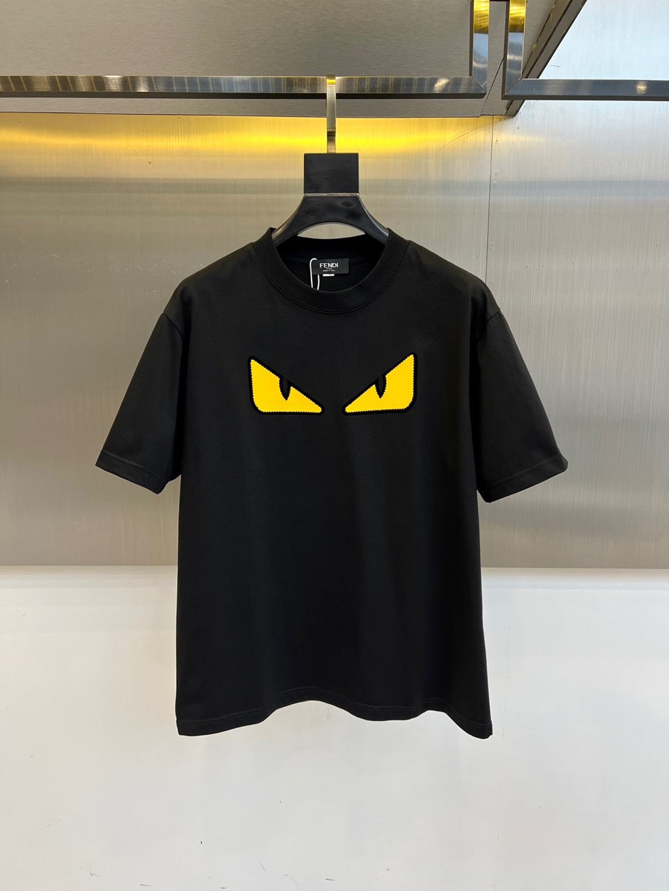 NO:504807,Fendi and summer men's round neck, fashionable three-dimensional letter casual European cotton short-sleeved T-shirt, selected customers to use imported pure cotton material, high-density rib splicing on the neck, and the same cylinder is dyed to ensure no color difference. The whole T-shirt fabric is comfortable and skin-friendly, absolutely beyond your imagination, the upper body is refreshing, breathable and not stuffy, and the quality is absolutely invincible. The logo is made of imported environmentally friendly paste and multi-layer printing technology. The color texture and uniformity of the pattern are perfect and cannot be picked, which is quite fashionable and brand recognition!  The exquisite basic style cutting makes the upper body more upright and stylish!  48-58 (model 173, 143 catties upper body 50 sizes), fendi, T-shirt, tees, t-shirt, alexander wang19860909芬迪、夏季男士圆领时尚立体字母休闲欧棉短袖T恤,甄选客供进口纯棉材质制成,领口高密罗纹拼接,同缸定染保证无色差,整件T恤面料舒适亲肤程度绝对超乎你的想象,上身清爽透气不闷热,品相绝对堪称无敌.Logo采用进口环保浆料及多层印刷工艺打造,图案的色泽质感与均匀程度均完美到无法去挑剔,相当具有时髦感与品牌辨识度！精湛无比的基础版型裁剪,使得上身更加立挺有型！48-58（模特173,143斤上身50码）,,fendi,T-shirt,tees，t-shirt,alexander wang,Men's clothing