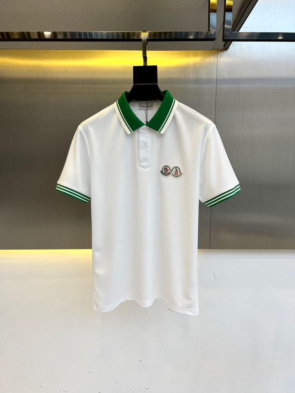 NO:502155,The slim and 2025 spring and summer new men's lapel pullover short-sleeved knitted sweater slim casual T-shirt. Pure cotton knitted fabric, processed through special washing process, soft and greatly improved texture, and the upper body is comfortable and breathable. The horizontal knitted process is used, with complex production, delicate patterns and rich colors, giving the fabric superior breathability, a firm texture and full drooping feeling. The upper body effect is handsome and stylish, and the brand's unique personality is simple. The body is cleverly lengthened, making the wearer look taller and stylish. The body is cut appropriately, not too tight or loose, perfectly fits the body lines, showing the balance of elegance and casualness. M-4XL (model 173, 143 jin upper body L size), Moncler, T-shirt,tees, t-shirt,alexander wang19860909蒙口、2025春夏新款男士翻领套头短袖针织衫修身休闲T恤.纯棉针织面料,经过特殊浇洗工艺处理,手感柔软且质感大幅提升,上身舒适透气.采用横机针织工艺,制作复杂,花纹细腻,色彩丰富,赋予面料优越的透气性、挺括的质地和十足的垂感,上身效果帅气有型,简约中透出品牌独有的个性.巧妙拉长身形比例,令穿着者更显高挑有型.衣身裁剪得体,既不过分紧绷,也不显得松垮,完美贴合身形线条,展现优雅与随性的平衡.M-4XL（模特173,143斤上身L码）,,Moncler,T-shirt,tees，t-shirt,alexander wang,Men's clothing