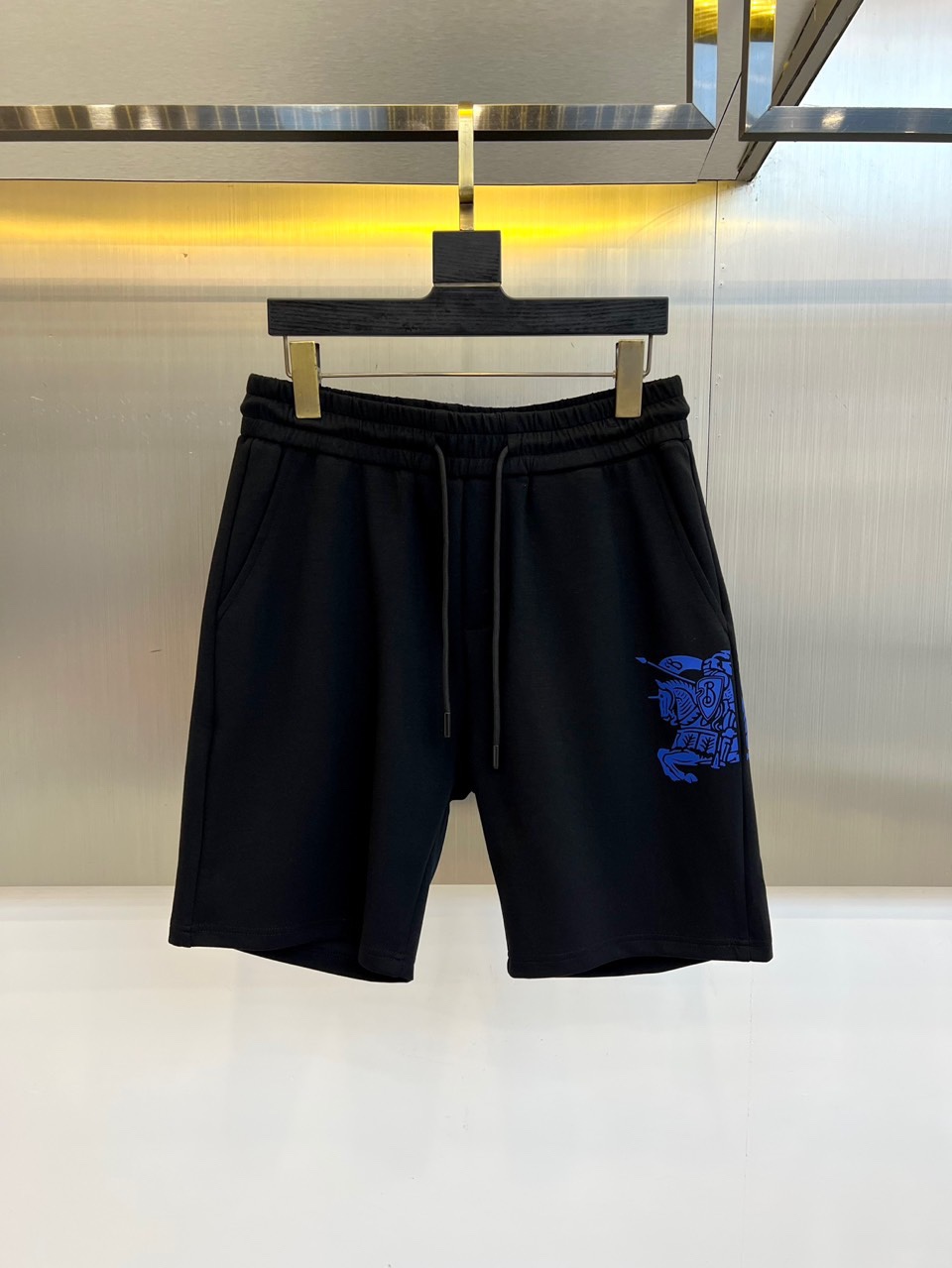 NO:504802,Burberry, 25s new summer casual shorts!  Drawstring embroidery logo design. Simple and high-end. Custom-made Egyptian cotton fabric with imported high-density cotton, light and breathable. Full of comfort. The original hardware is full of texture and strong sense of high-end!  The overall vision is simple but not monotonous. It is full of high-end feeling!  The three-dimensional cutting craftsmanship is not picky!  48-56 (please report waist size by placing an order), burberry, shorts, alexander wang19860909巴宝莉、25s新款夏季休闲短裤！抽绳刺绣logo设计.简单高级.进口高密棉订制埃及棉面料,手感轻薄透气.舒适感满满.原厂五金质感满满.高级感强！整体视觉简单而不单调.满满高级感！立体裁剪工艺版型不挑人！48-56（下单请报腰围尺寸）,,burberry,shorts,alexander wang,Men's clothing