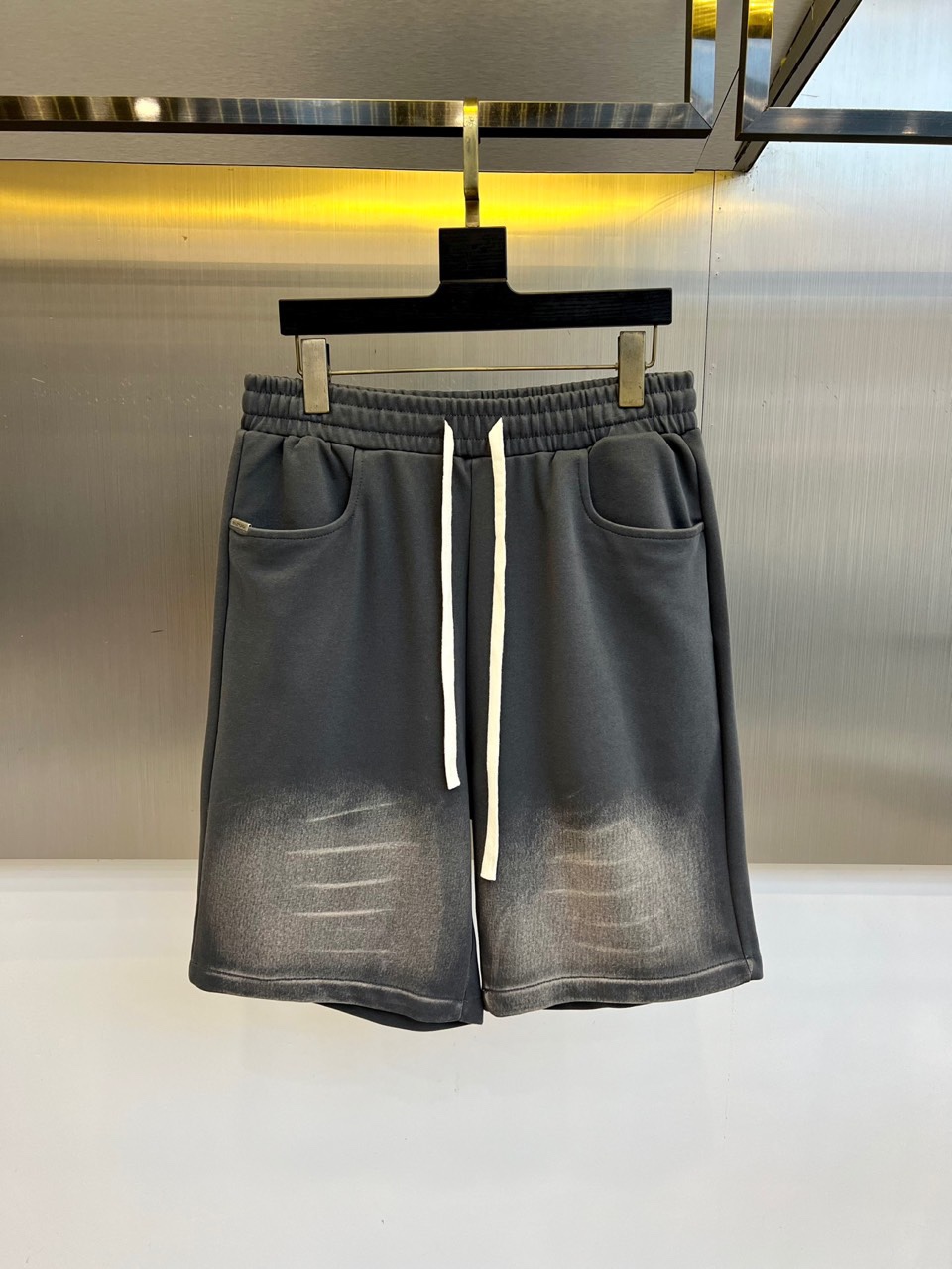 NO:503633,Balenciaga, 25s new summer casual shorts!  Drawstring style. Simple and high-end. Custom-made Egyptian cotton fabric with imported high-density cotton, light and breathable. Full of comfort. Classic original logo, full of texture. Strong sense of high-end!  The overall vision is simple but not monotonous. It is full of high-end feeling!  The three-dimensional cutting craftsmanship is not picky!  S-2XL (please report waist size by order), balenciaga, shorts, alexander wang19860909巴黎世家、25s新款夏季休闲短裤！抽绳款.简单高级.进口高密棉订制埃及棉面料,手感轻薄透气.舒适感满满.经典原版logo、质感满满.高级感强！整体视觉简单而不单调.满满高级感！立体裁剪工艺版型不挑人！S-2XL（下单请报腰围尺寸）,,balenciaga,shorts,alexander wang,Men's clothing