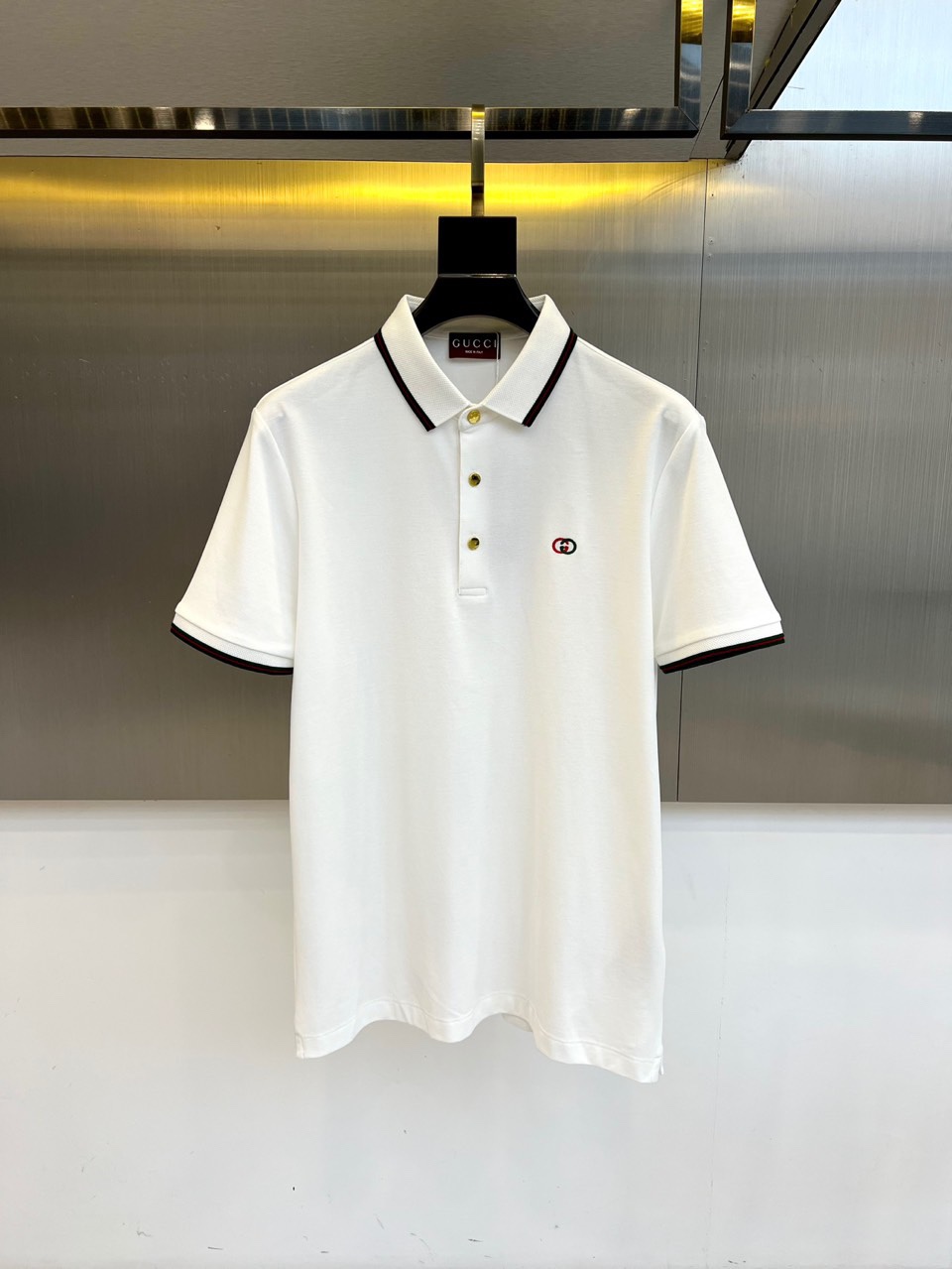 NO:503638,Gucci and s classic iconic logo embellishments, classic fashion lapels, short-sleeved Polo shirts, trading company channel orders, simple and elegant, fashionable and versatile, and the quality is even more unstriking!  The imported fixed-woven pure cotton bead mesh fabric is used, which is soft, straight, stylish, breathable and comfortable. The upper body has a good drooping feeling and is not easy to deform! It is even less likely to fade! A clean and refreshing foundation. The POLO shirt style is small and crisp pointed collar, and the armband design uses the three-dimensional craftsmanship of the brand logo, which perfectly combines leisure and business!  Fashionable and versatile!  48-58 (model 173, 143 catties upper body 50 sizes), gucci, T-shirt, alexander wang19860909Gucci、s经典标志性Logo点缀元素 经典时尚翻领 Polo衫短袖 ,贸易公司渠道订单,简约大气,时尚百搭,品相更是无法挑剔！选用客供进口定织纯棉珠地网眼面料,柔软挺阔有型、透气舒适.上身垂感好,不易变形!更不易褪色!干净清爽的基础 POLO衫版型,小巧而挺括的尖领有型又时尚,袖标设计运用了品牌logo立体工艺,休闲与商务完美结合！时尚百搭！48-58（模特173,143斤上身50码）,,gucci,T-shirt,alexander wang,Men's clothing