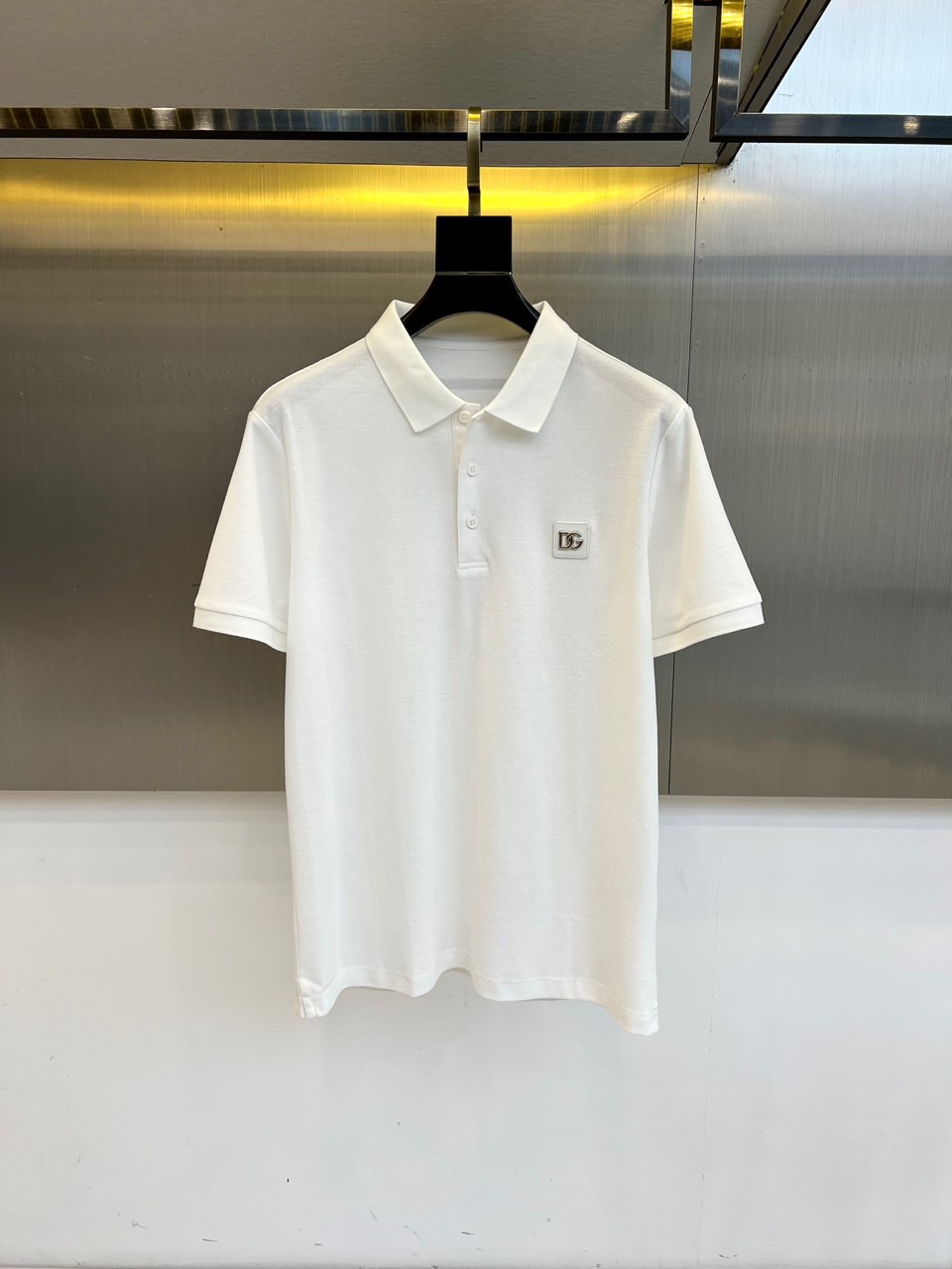 NO:503641,DG and s classic iconic logo embellishment elements, classic fashion lapel, Polo shirt short sleeves, trading company channel orders, simple and elegant, fashionable and versatile, and the quality is even more unstriking!  The imported fixed-woven pure cotton bead mesh fabric is used, which is soft, straight, stylish, breathable and comfortable. The upper body has a good drooping feeling and is not easy to deform! It is even less likely to fade! A clean and refreshing foundation. The POLO shirt style is small and crisp pointed collar, and the armband design uses the three-dimensional craftsmanship of the brand logo, which perfectly combines leisure and business!  Fashionable and versatile!  48-58 (model 173, 143 catties upper body 50 sizes), T-shirt, alexander wang19860909DG、s经典标志性Logo点缀元素 经典时尚翻领 Polo衫短袖 ,贸易公司渠道订单,简约大气,时尚百搭,品相更是无法挑剔！选用客供进口定织纯棉珠地网眼面料,柔软挺阔有型、透气舒适.上身垂感好,不易变形!更不易褪色!干净清爽的基础 POLO衫版型,小巧而挺括的尖领有型又时尚,袖标设计运用了品牌logo立体工艺,休闲与商务完美结合！时尚百搭！48-58（模特173,143斤上身50码）,,T-shirt,alexander wang,Men's clothing