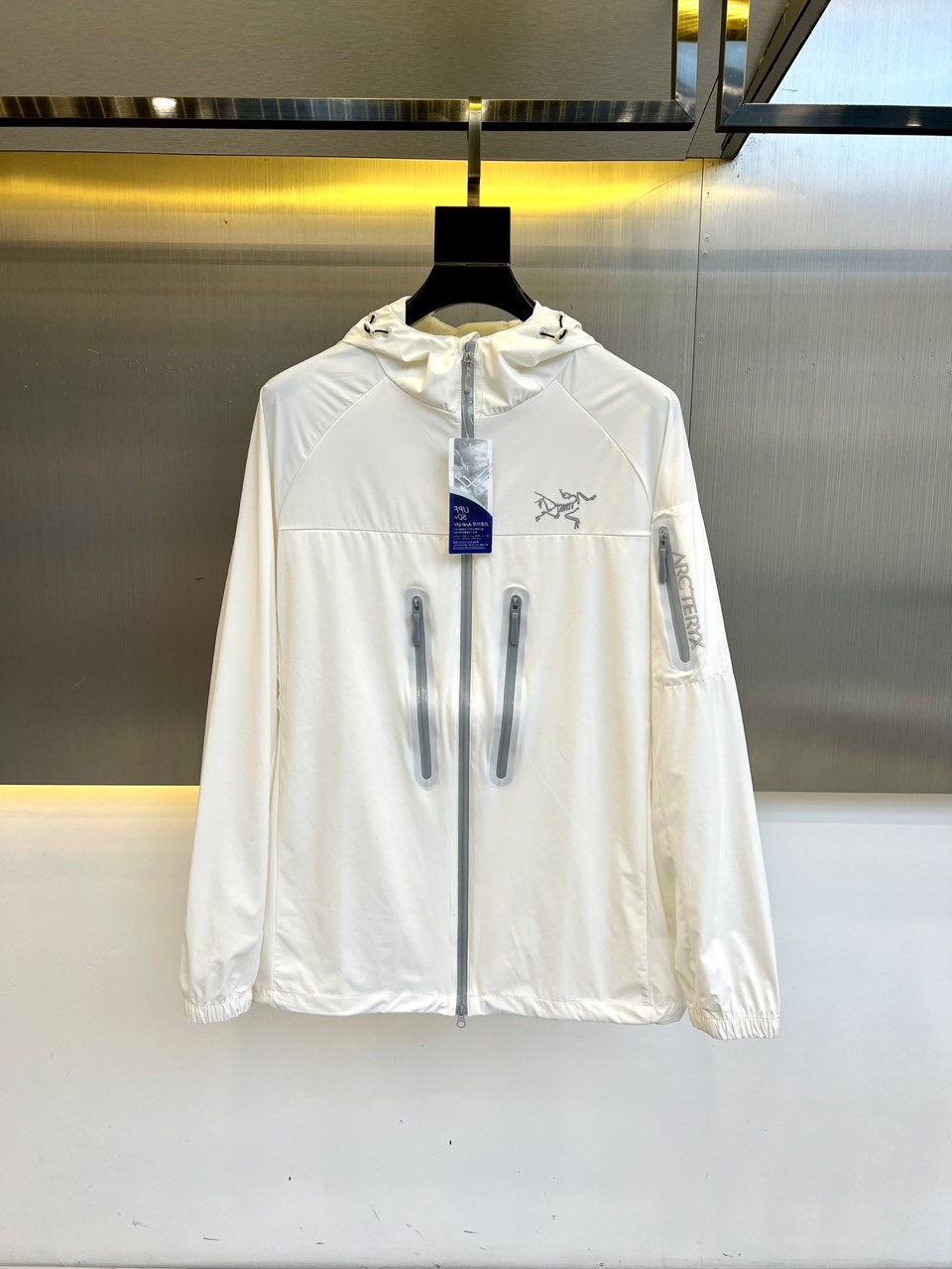 NO:503647,Archaeopteryx, men's hooded casual jacket, spring and summer thin jacket, sun protection clothes. Ultralight four-sided elastic sun protection fabric, full-pressure glue, waterproof and breathable technology. Sun protection performance UPF20+, super water-repellent performance, can reach level 4 after washing, absorb sweat and remove moisture, keep the body dry, light, thin, stylish, soft, elastic and smooth, spliced ​​decorative fabric nylon + 15 elastic pull-up frame, making the fabric wear-resistant and elastic, and the ready-to-wear has a strong sense of muscles and bones!  Excellent choice for casual outdoors.M-3XL (model 173-catties upper body L), arc'teryx, jackets & coats, jackets & coats, hats, alexander wang19860909始祖鸟、男士连帽休闲夹克春夏装薄款外套防晒衣.超轻四面弹力防晒面料,全压胶防水透气工艺.防晒性能UPF20+,超强防泼水性能,洗后可达4级,吸汗排湿,让身体时刻保持干爽轻薄有型,软弹爽滑,拼接装饰面料尼龙+15弹力拉架,让织物耐磨耐穿富有弹性,成衣有很强的筋骨感！休闲户外绝佳选择.M-3XL（模特173-斤上身L）,arc'teryx,jackets & coats,jackets & coats,hats,alexander wang,Men's clothing