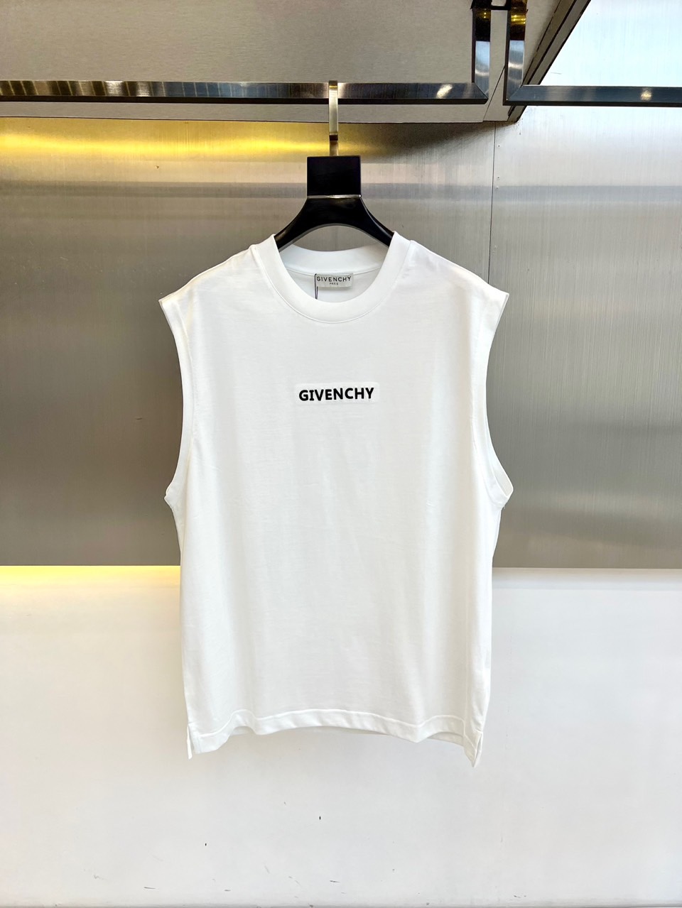 NO:503650,Given Givenchy, 25s summer new vest, chest brand logo classic and fashionable, and elegant temperament stands!  Such a fashionable and high-end feel!  The careful design shows the superb cutting and craftsmanship. It is really full of design sense everywhere!  Wearing alone in summer is a very good choice!  As a brand that pursues the sense of design and cutting craftsmanship, the materials used will never disappoint!  This model uses a 340G pure cotton fine cotton double yarn 1*1 Rowan shirt body, the cloth is full, soft and skin-friendly. The casual style is not picky about the figure, fashionable and versatile, showing the comfort of this design is unparalleled, more atmospheric and simple. It is a very comfortable piece in summer. A classic style that can be worn every day!  48-56 (model 173, 143 catties upper body 50 sizes), given 1, given 1, given 1, given 1, given 1, given 1, given 1, given 1, given 1, given 1, given 1, given 1, given 1, given 1, given 1, given 1, given 1, given 1, given 1, given 1, given 1, given 1, given 1, given 1, given 1, given 1, given 1, given 1, given 1, given 1, given 1, given 1, given 1, given 1, given 1, given 1, given 1, given 1, given 1, given 1, given 1, given 1, given 1, given 1, given 1, given 1, given 1, given 1, given 1, given 1, given 1, given 1, given 1, given 1, given 1, given 1, given 119860909Given纪梵希、25s夏季新品背心,胸口品牌logo经典时尚,大方气质屹立！如此时尚高级感！小心机设计,尽情的展示了裁剪和工艺的高超.真的处处都充满了设计感！夏天单穿都是非常不错的不二之选！ 作为一个追求设计感和裁剪工艺的品牌,用料永远不会让人失望！本款采用340G纯棉精棉双纱1*1罗文衫身,布面棉质饱满柔软亲肤 休闲款不挑身材,时尚百搭,展现这种设计的舒适感是无与伦比的,更加的大气简约.夏日上身非常舒适的一件.每天都能穿的经典款式！48-56（模特173,143斤上身50码）,,givenchy,givenchy,alexander wang,Men's clothing