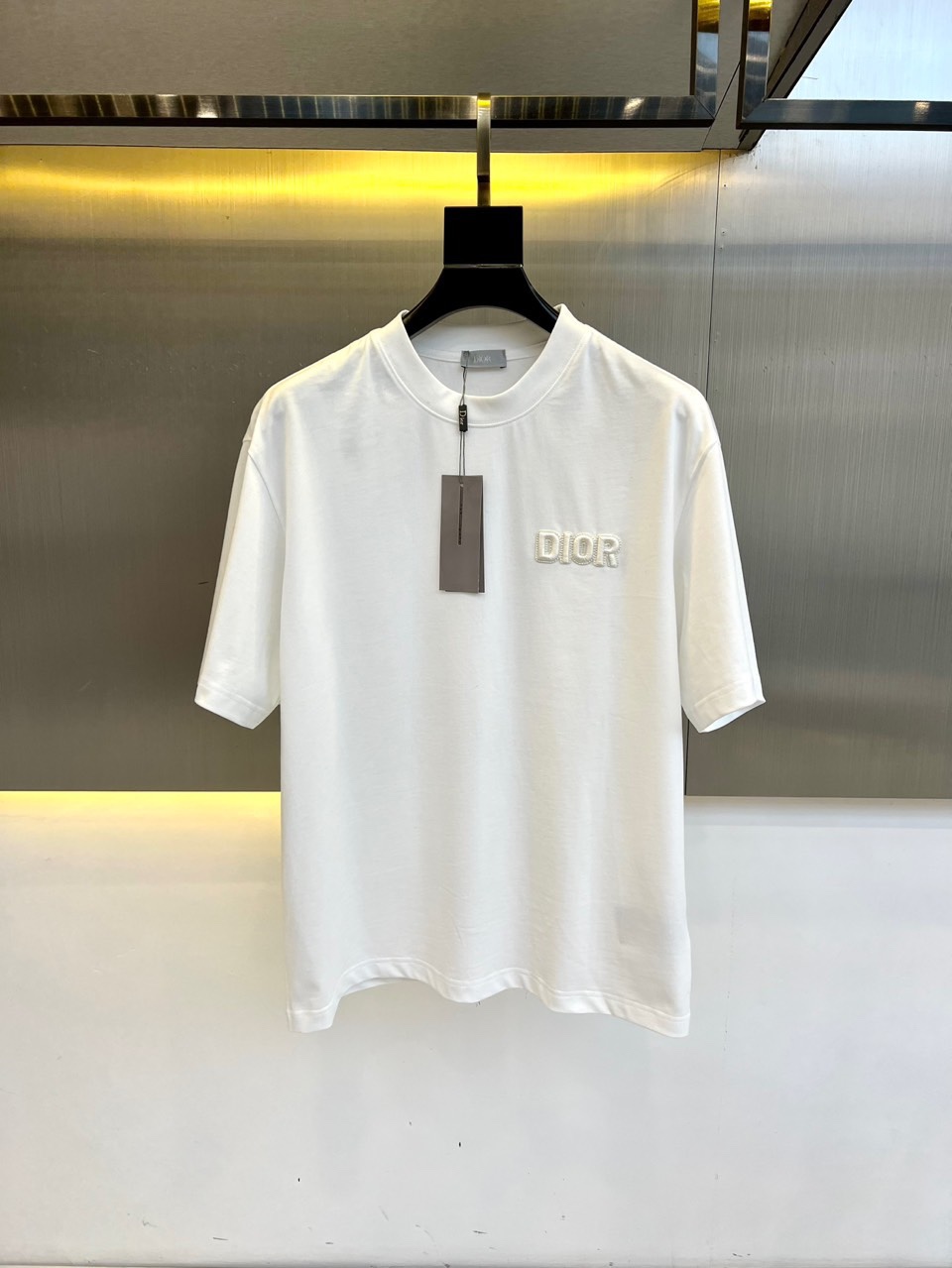 NO:503659,Dior, a new series of spring and summer products in 2025 are launched, a very fashionable and avant-garde men's short-sleeved T-shirt with complete three-marks and eye-catching logo patterns!  Different from the past, it declares the design concept that has been passed down for many years in the brand!  Its eye-catchingness is no less than any classic style, perfectly presenting the fashionable, high-end and luxurious feeling in front of the world!  Made of imported cotton materials, selected high-quality cotton fabrics, soft and soft to the touch, the real thing is definitely beyond your imagination, close to the body and breathable, even if you sweat profusely, you will not feel greasy or stuffy, and will bring sweating and moisture absorption to the extreme!  S-3XL (order to report height and weight waist circumference), dior, T-shirt,tees, t-shirt,alexander wang19860909Dior、2025春夏全新系列单品上线,非常时髦前卫的一款男短袖T恤,三标齐全、醒目的logo图案修饰！区别于以往的不同,宣示品牌传承多年的设计理念！其吸睛度完全不亚于任何经典款式,将时髦高级感与奢华感完美呈现在世人眼前！客供进口全棉材质制成,精选优质棉面料,触感软糯亲肤细腻,实物到手绝对超乎你的想象,贴身无比舒适透气,即便是汗流浃背也不会有腻身及闷热感可言,将排汗吸湿性发挥到了极致！S-3XL（下单报身高体重腰围）,,dior,T-shirt,tees，t-shirt,alexander wang,Men's clothing