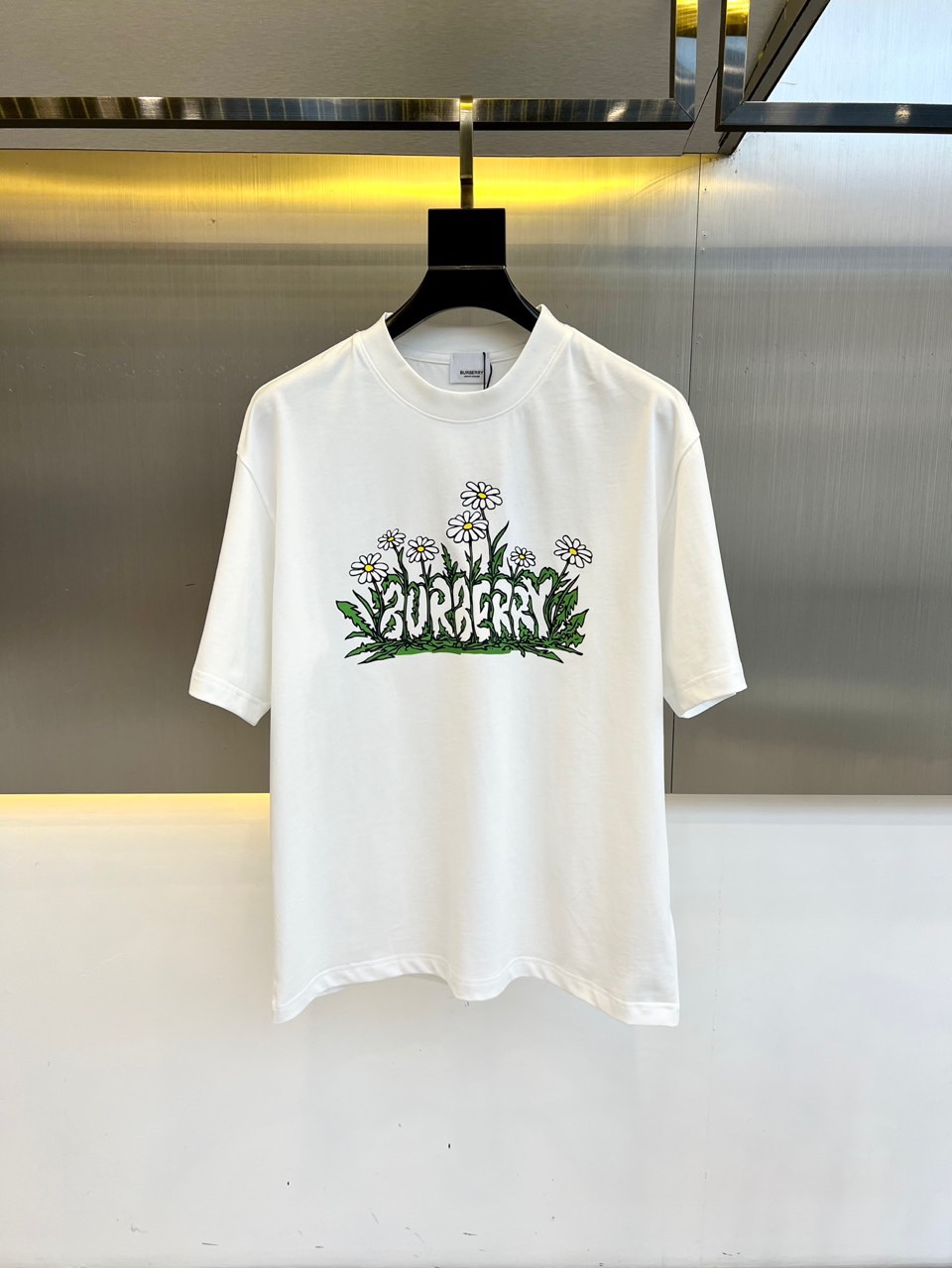 NO:503665,Burberry, a new series of spring and summer 2025 products are launched, a very fashionable and avant-garde men's short-sleeved T-shirt with complete three-marks and eye-catching logo patterns!  Different from the past, it declares the design concept that has been passed down for many years in the brand!  Its eye-catchingness is no less than any classic style, perfectly presenting the fashionable, high-end and luxurious feeling in front of the world!  Made of imported cotton materials, selected high-quality cotton fabrics, soft and soft to the touch, the real thing is definitely beyond your imagination, close to the body and breathable, even if you sweat profusely, you will not feel greasy or stuffy, and will bring sweating and moisture absorption to the extreme!  48-56 (model 173, 143 catties upper body 50 sizes), burberry, T-shirt, tees, t-shirt, alexander wang19860909巴宝莉、2025春夏全新系列单品上线,非常时髦前卫的一款男短袖T恤,三标齐全、醒目的logo图案修饰！区别于以往的不同,宣示品牌传承多年的设计理念！其吸睛度完全不亚于任何经典款式,将时髦高级感与奢华感完美呈现在世人眼前！客供进口全棉材质制成,精选优质棉面料,触感软糯亲肤细腻,实物到手绝对超乎你的想象,贴身无比舒适透气,即便是汗流浃背也不会有腻身及闷热感可言,将排汗吸湿性发挥到了极致！48-56（模特173,143斤上身50码）,,burberry,T-shirt,tees，t-shirt,alexander wang,Men's clothing