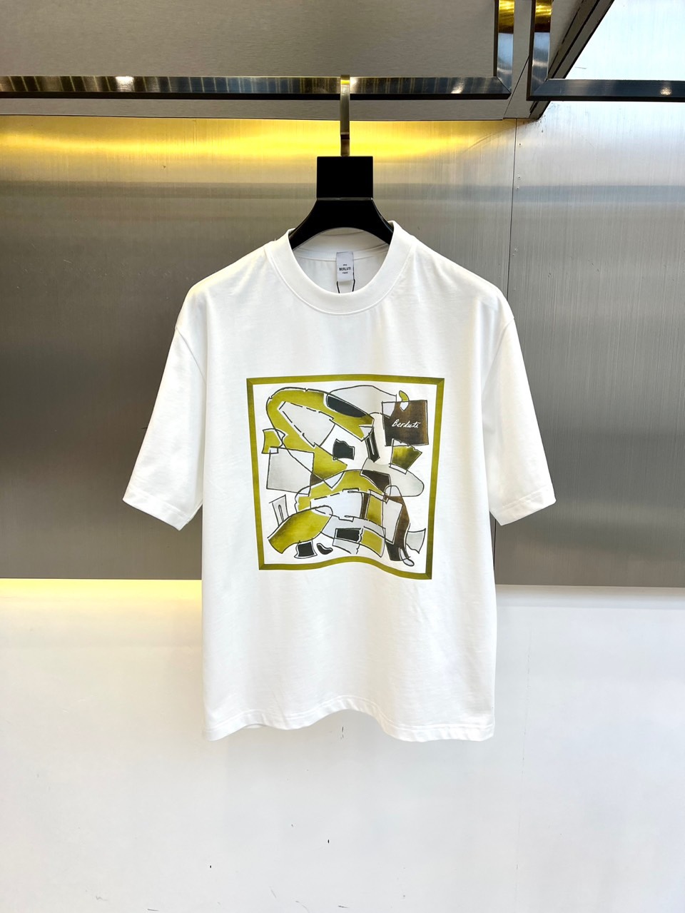 NO:503671,Berludi, a new series of 2025 spring and summer products are launched, a very fashionable and avant-garde men's short-sleeved T-shirt with complete three-marks and eye-catching logo patterns!  Different from the past, it declares the design concept that has been passed down for many years in the brand!  Its eye-catchingness is no less than any classic style, perfectly presenting the fashionable, high-end and luxurious feeling in front of the world!  Made of imported cotton materials, selected high-quality cotton fabrics, soft and soft to the touch, the real thing is definitely beyond your imagination, close to the body and breathable, even if you sweat profusely, you will not feel greasy or stuffy, and will bring sweating and moisture absorption to the extreme!  48-56 (model 173, 143 catties upper body 50 sizes), T-shirt,tees, t-shirt,alexander wang19860909伯尔鲁帝、2025春夏全新系列单品上线,非常时髦前卫的一款男短袖T恤,三标齐全、醒目的logo图案修饰！区别于以往的不同,宣示品牌传承多年的设计理念！其吸睛度完全不亚于任何经典款式,将时髦高级感与奢华感完美呈现在世人眼前！客供进口全棉材质制成,精选优质棉面料,触感软糯亲肤细腻,实物到手绝对超乎你的想象,贴身无比舒适透气,即便是汗流浃背也不会有腻身及闷热感可言,将排汗吸湿性发挥到了极致！48-56（模特173,143斤上身50码）,,T-shirt,tees，t-shirt,alexander wang,Men's clothing