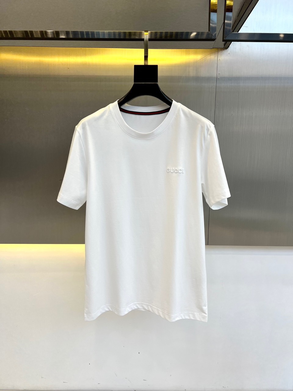 NO:503636,Gucci, the latest men's round neck short-sleeved T-shirt for spring and summer 2025, casual tailored cotton sweatshirt, simple and generous, the iconic logo adopts 3D three-dimensional embroidery technology, exquisite and exquisite, full and stylish, strongly highlighting the brand's personality and culture, enhancing the overall style and taste, with a strong texture and high brand identity. Simple and versatile style, not picky about people to wear, never out of time, the matching index is very high, single wear or base wear is a good choice, easily leading the fashion trend, a must-have for high-end and trendy men!  Imported customer-supplied fabric double-stranded combed horse cotton, with delicate and soft texture, elasticity, comfortable and breathable, and will not fade or deform after wearing for a long time. 48-56 (model 173, 143 catties upper body 50 sizes), gucci, T-shirt, tees, t-shirt, alexander wang19860909Gucci、 2025春夏最新款男士圆领短袖T恤衫,休闲剪裁棉质运动衫,简单大方,标志性的徽标,采用3D立体刺绣工艺,精致考究,饱满有型,强烈地凸显出品牌的个性与文化,提升了整体的格调与品位,质感极强,品牌标识度高.简约百搭款,不挑人穿,永不过时,搭配指数非常高,单穿或者打底穿都是不错的选择,轻松引领时尚潮流,高端新潮型男必备尚品！进口客供面料双股精梳匹马棉,质感细腻柔软,有弹性,穿着舒适透气凉爽,且久穿久洗不褪色不变形.48-56（模特173,143斤上身50码）,,gucci,T-shirt,tees，t-shirt,alexander wang,Men's clothing