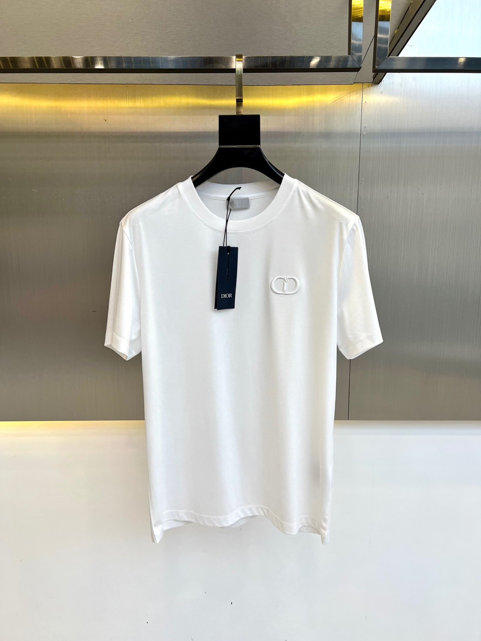 NO:503639,Dior, island cotton short-sleeved round neck T-shirt. Classic logo, the clothes feel soft and skin-friendly, visually exquisite, textured, noble, very simple and quality. It can be used as an inner layer in early spring, and can be worn alone in summer, and can be matched in various forms. The collision of colors and art, unique neutral tones, instantly illuminate your overall shape, a lapel design that combines classic and fashion, paired with eye-catching semi-zippers, demonstrates a unique taste and fashion attitude, simple without losing style. Just be business and casual, versatile and not picky!  48-56 (model 173, 143 catties upper body 50 sizes), Dior, T-shirt, tees, t-shirt, alexander wang19860909Dior、海岛棉短袖圆领T恤.经典标识,衣服触感柔软亲肤,视觉上很精致、有质感、高贵,非常简单也很显品质.早春可作为内搭,夏季可单独穿着,可以搭配出多种形式.色彩与艺术的碰撞,独特的中性色调,瞬间点亮你的整体造型,经典与时尚融合的翻领设计,搭配醒目半拉链,彰显独特品味与时尚态度,简约而不失格调.商务休闲俩即可,百搭不挑！48-56（模特173,143斤上身50码）,,dior,T-shirt,tees，t-shirt,alexander wang,Men's clothing