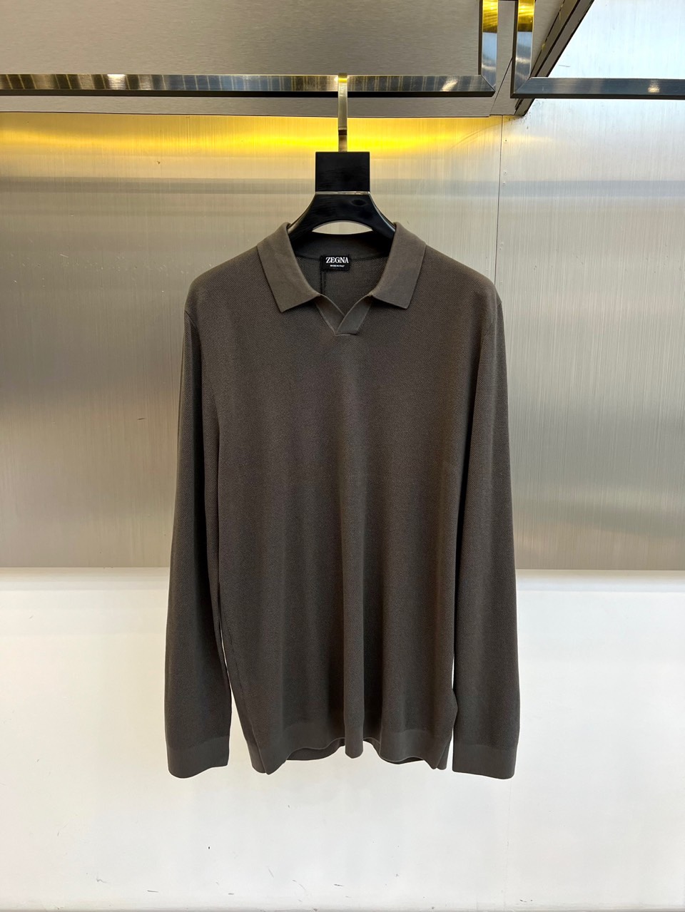 NO:503642,Zegna, 2025 autumn and winter new simple business casual button-button lapel long-sleeved men's knitted POLO shirt. The design concept of the seagull collar breaks the business style of the traditional inherent sweater. The upper body is casual and stylish, and a high-quality item with a strong texture. There are more choices in terms of outfits. Casual pants, jeans and business pants are OK. The silhouette style is slim on the upper body and strong inclusiveness. In terms of details, the luxury level is strict. The fabric is made of modal fiber + lyceler fiber 49.6 cotton 45.0 wool 5.4. German Stouth computer horizontal woven domestic computer machines cannot be made. I choose the machine too much and it is difficult to make the loom duration!  48-56 (model 173, 143 catties upper body 50 sizes), zegna, jeans, sweaters, alexander wang19860909Zegna杰尼亚、2025秋冬新款简约商务休闲无扣翻领长袖男士针织POLO衫.海鸥领的设计理念打破传统固有毛衣的商务风格 上身随意且有型 更有超强质感的一款高级单品 ,在穿搭上有更多选择 休闲裤 牛仔裤 商务裤都OK 廓形版型上身显瘦 包容性强 在细节处理上 奢侈品级别严苛做工要求 面料采用莫代尔纤维+莱赛尔纤维49.6棉45.0 绵羊毛5.4, 德国斯托儿电脑横机织国产电脑机做不了 太挑机器做了 很难做 织机时长 ！48-56（模特173,143斤上身50码）,,zegna,jeans,sweaters,alexander wang,Men's clothing