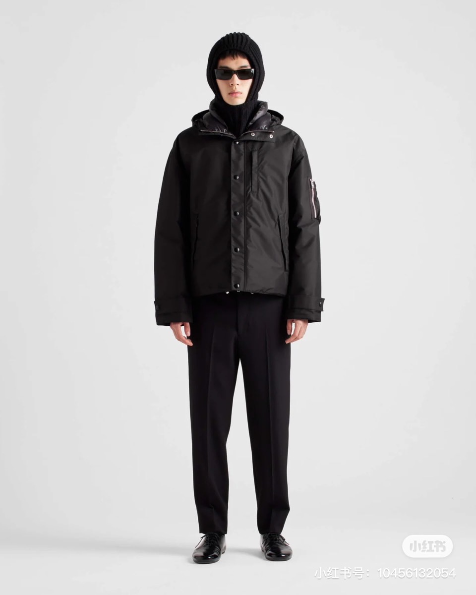 
Prada/普拉、男士织物面料连帽羽绒夹克外套。
这款现代运动风羽绒夹克采用织物面料和Oversize
