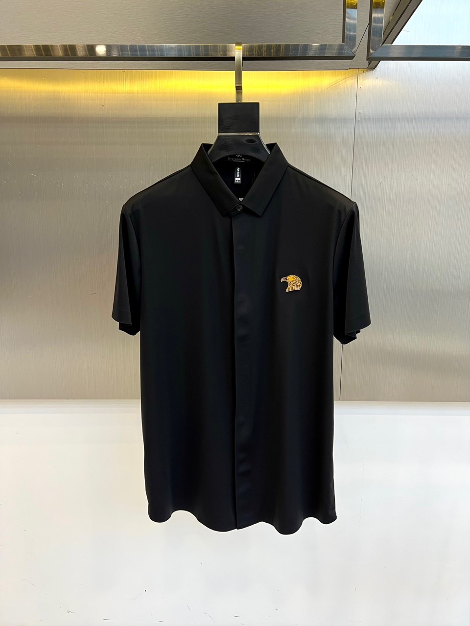 NO:503651,Stephen, 2025 summer lapel cardigan short-sleeved, simple style, comfortable fabric, must-have old money style items in midsummer, business style, high-quality men's summer must-have. Size 48-58 (model 173-pound upper body size 50), T-shirt, alexander wang19860909史蒂芬、2025夏款翻领开衫短袖、简约风格、主打面料舒适、盛夏时节必备老钱风单品、商务范、优质男夏季必备.尺码48-58（模特173-斤上身50码）,,T-shirt,alexander wang,Men's clothing