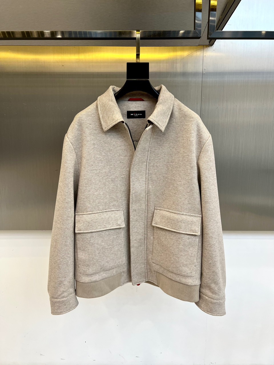 NO:509778,Kiton, 2025 new product lapel jacket jacket. Micro-loose style, classic lapel jacket jacket with slightly lower shoulder design, simple and elegant, selected texture double-sided wool material, craftsmanship JING is beautiful, relaxed and sporty, free and simple, classic 48-56 (model 173, 143 catties upper body 50 sizes),, jackets & coats, jackets & coats, alexander wang19860909Kiton奇顿、2025秋冬新品翻领夹克外套.微宽松版型,经典翻领夹克版型微落肩设计,简洁大方,甄选肌理双面毛呢材质,匠艺手工之作 JING致美观,一松一驰,自在简约经典佰搭.48-56（模特173,143斤上身50码）,,jackets & coats,jackets & coats,alexander wang,Men's clothing