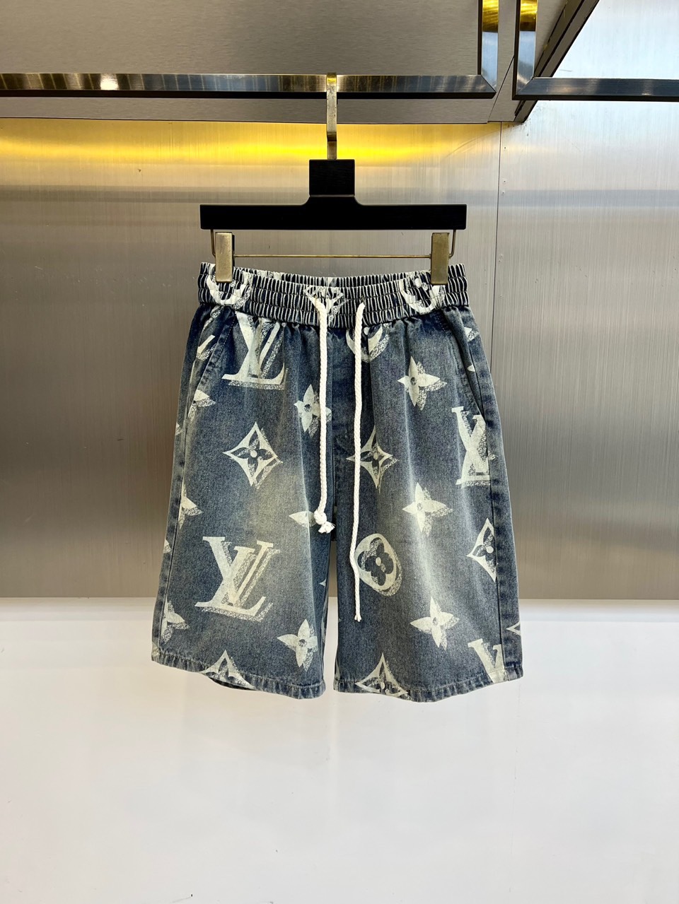 NO:508133,1v. Spring and summer new logo casual denim shorts are another masterpiece that makes people shine!  Panoramic presbyopia logo pattern wash and mark decoration!  You can immediately feel its uniqueness when worn on the body, with a strong brand style and a relaxed look that will make you the highlight of the public!  Just because I was planted at a glance, I had to use materials, handicrafts, design and other production processes to the extreme, and imported pure cotton fabrics!  Full cotton!  The texture of this model is quite touching, the specifications and grades are known with tentacles. The degree of delicateness and breathability are top-notch!  48-56 (please report height and weight by placing an order), shorts, alexander wang198609091v、春夏新品logo休闲牛仔短裤,又是一件让人眼前一亮的佳作！全景老花logo图案洗水印花修饰！穿上身马上就能感受到它的与众不同,品牌风格浓烈,轻松的能让你变成大众亮点！只因为一眼就被种草,喜欢就要任性用料、手工、 设计等各方面的制作工序都是做到了极致,百分百进口纯棉的面料！棉质饱满！此款的质感相当感人 触手便知规格档次 细腻程度与透气效果堪称顶级！48-56（下单请报身高体重）,,shorts,alexander wang,Men's clothing