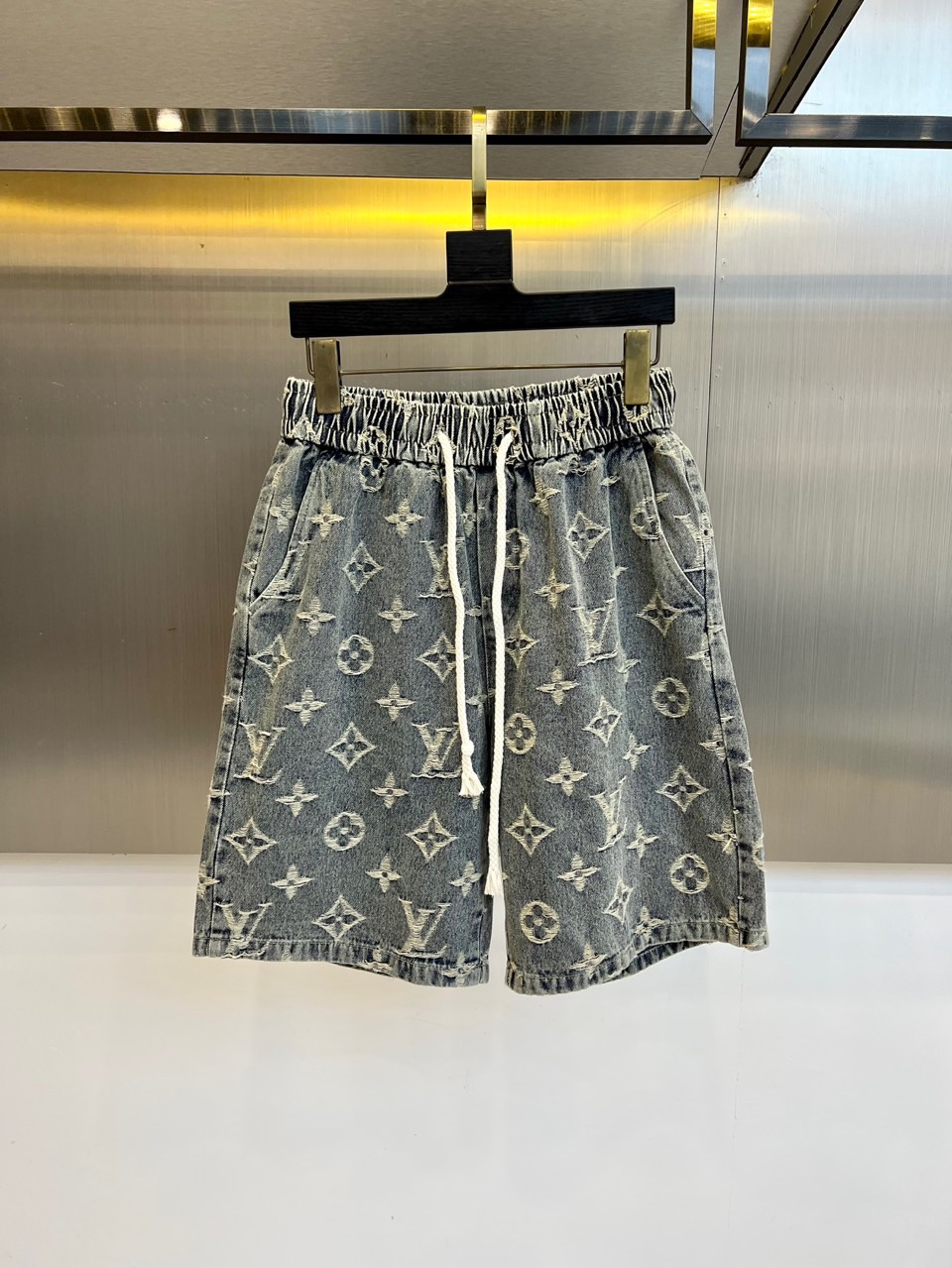 NO:505192,1v. The new spring and summer logo of 2025 logo casual denim shorts is another masterpiece that makes people shine!  Panoramic presbyopia logo pattern wash and mark decoration!  You can immediately feel its uniqueness when worn on the body, with a strong brand style and a relaxed look that will make you the highlight of the public!  Just because I was planted at a glance, I had to use materials, handicrafts, design and other production processes to the extreme, and imported pure cotton fabrics!  Full cotton!  The texture of this model is quite touching, the specifications and grades are known with tentacles. The degree of delicateness and breathability are top-notch!  48-56 (please report height and weight by placing an order), shorts, alexander wang198609091v、2025春夏新品logo休闲牛仔短裤,又是一件让人眼前一亮的佳作！全景老花logo图案洗水印花修饰！穿上身马上就能感受到它的与众不同,品牌风格浓烈,轻松的能让你变成大众亮点！只因为一眼就被种草,喜欢就要任性用料、手工、 设计等各方面的制作工序都是做到了极致,百分百进口纯棉的面料！棉质饱满！此款的质感相当感人 触手便知规格档次 细腻程度与透气效果堪称顶级！48-56（下单请报身高体重）,,shorts,alexander wang,Men's clothing