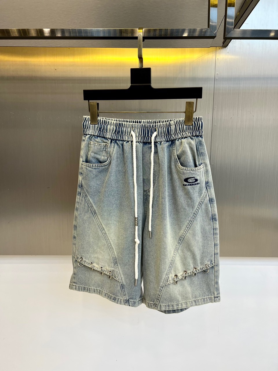 NO:505196,Balenciaga, the new logo of 2025 spring and summer logo, is another masterpiece that makes people shine!  Panoramic presbyopia logo pattern wash and mark decoration!  You can immediately feel its uniqueness when worn on the body, with a strong brand style and a relaxed look that will make you the highlight of the public!  Just because I was planted at a glance, I had to use materials, handicrafts, design and other production processes to the extreme, and imported pure cotton fabrics!  Full cotton!  The texture of this model is quite touching, the specifications and grades are known with tentacles. The degree of delicateness and breathability are top-notch!  48-56 (please report height and weight by placing an order),,balenciaga, shorts,alexander wang19860909巴黎世家、2025春夏新品logo休闲牛仔短裤,又是一件让人眼前一亮的佳作！全景老花logo图案洗水印花修饰！穿上身马上就能感受到它的与众不同,品牌风格浓烈,轻松的能让你变成大众亮点！只因为一眼就被种草,喜欢就要任性用料、手工、 设计等各方面的制作工序都是做到了极致,百分百进口纯棉的面料！棉质饱满！此款的质感相当感人 触手便知规格档次 细腻程度与透气效果堪称顶级！48-56（下单请报身高体重）,,balenciaga,shorts,alexander wang,Men's clothing